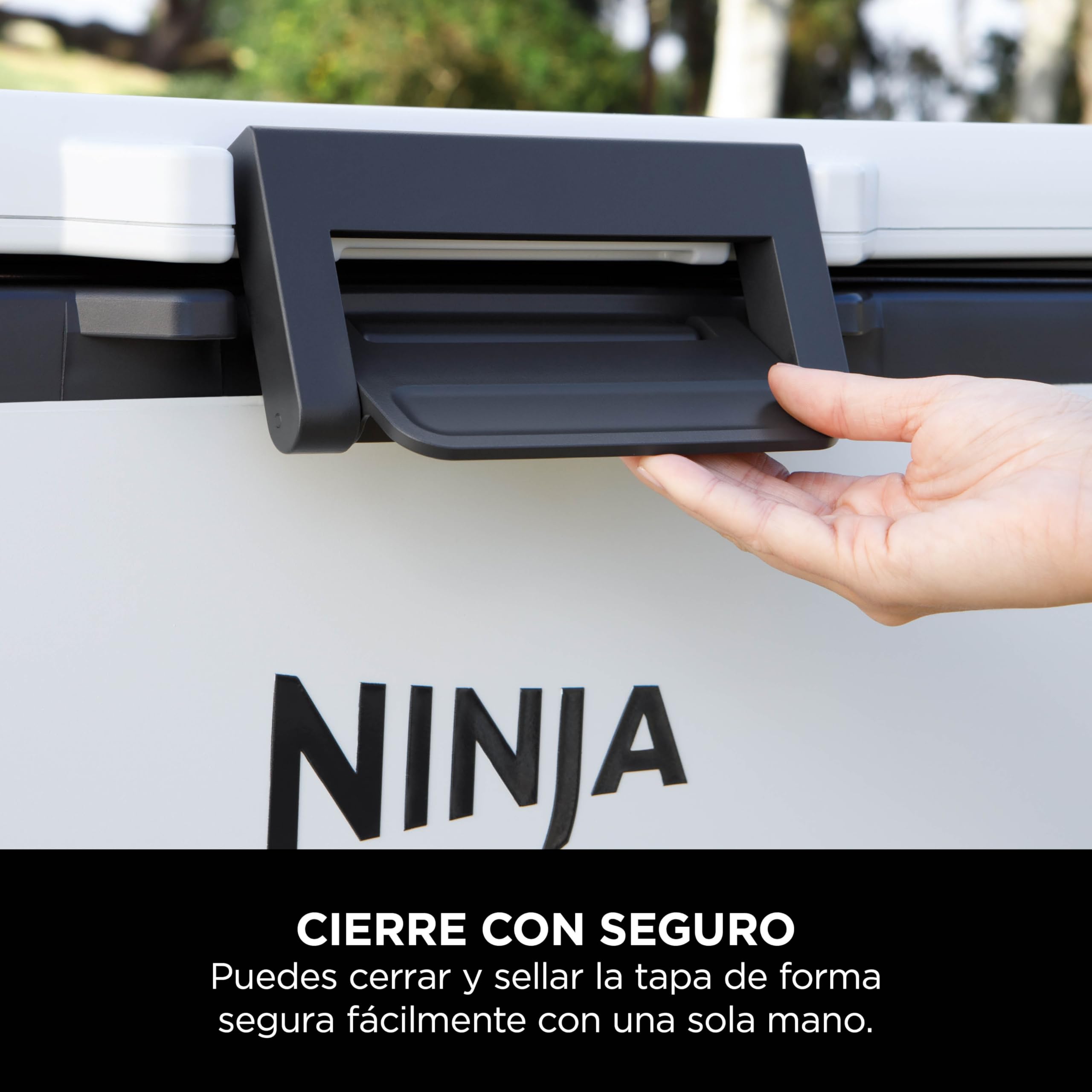 Ninja FrostVault, Nevera Portátil Rígida, Blanco Nube, FB245EUWH | Con Ruedas y Cajón Dry Zone Integrado a Temperatura de Frigorífico, Mantiene el Hielo durante Días, Capacidad para 68 Latas