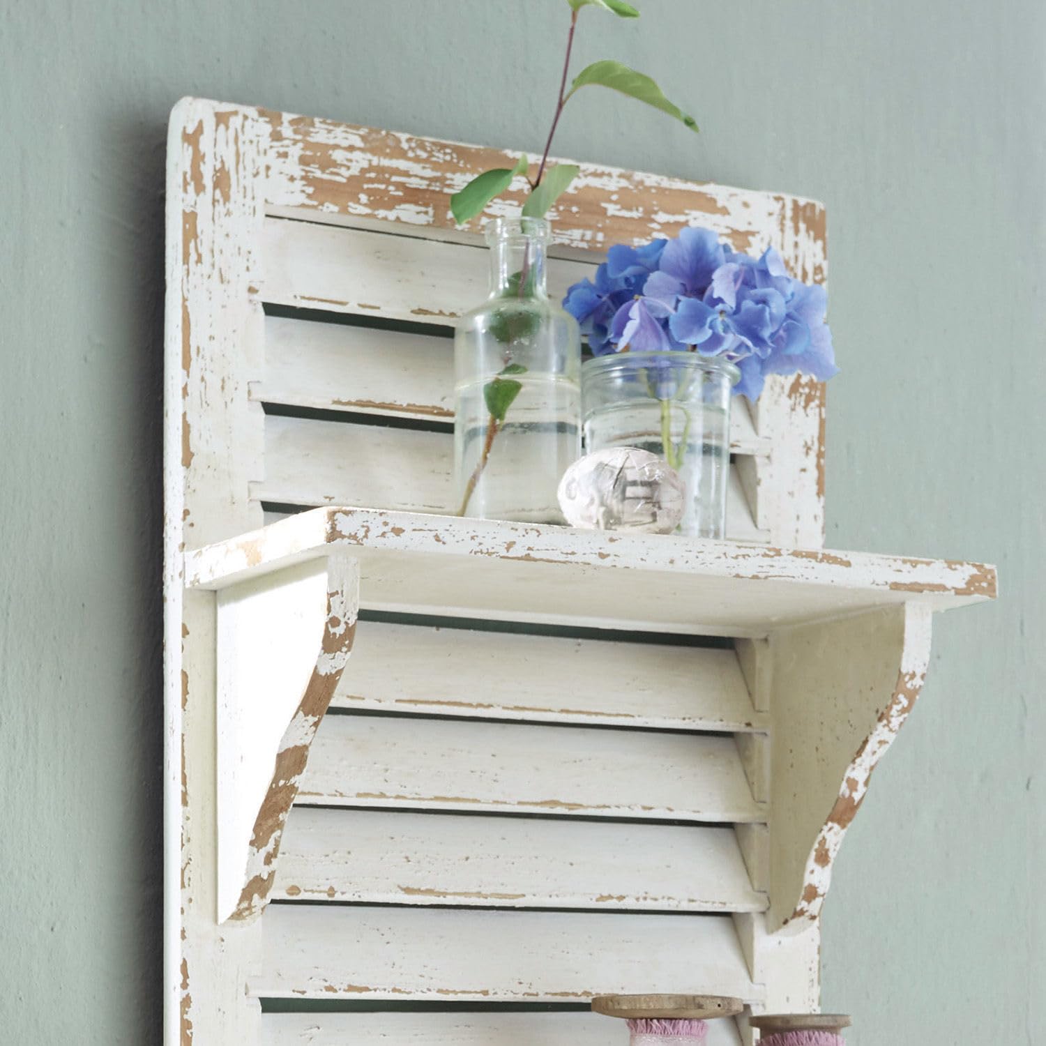 Loberon Wandregal Morclerey, antikweiß | Reizvolles Shabby-Flair, Landhaus-Stil, Rückwand im Lamellenlook, mit Antik-Finish, Konsole, Kiefernholz, Tannenholz