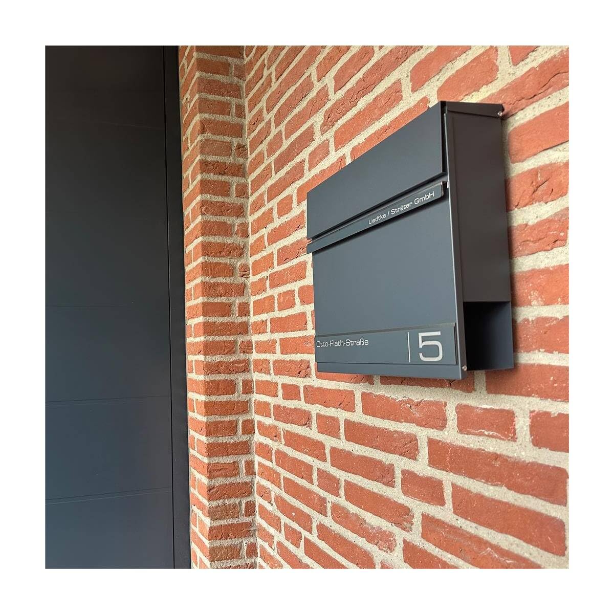Metzler Briefkasten Personalisierbar Anthrazit RAL 7016 - mit Zeitungsfach - Wandbriefkasten mit Edelstahl Namensschild und Hausnummer Lesergravur - UV-beständig und Rostfrei (Mit Gravur) - Herrmann