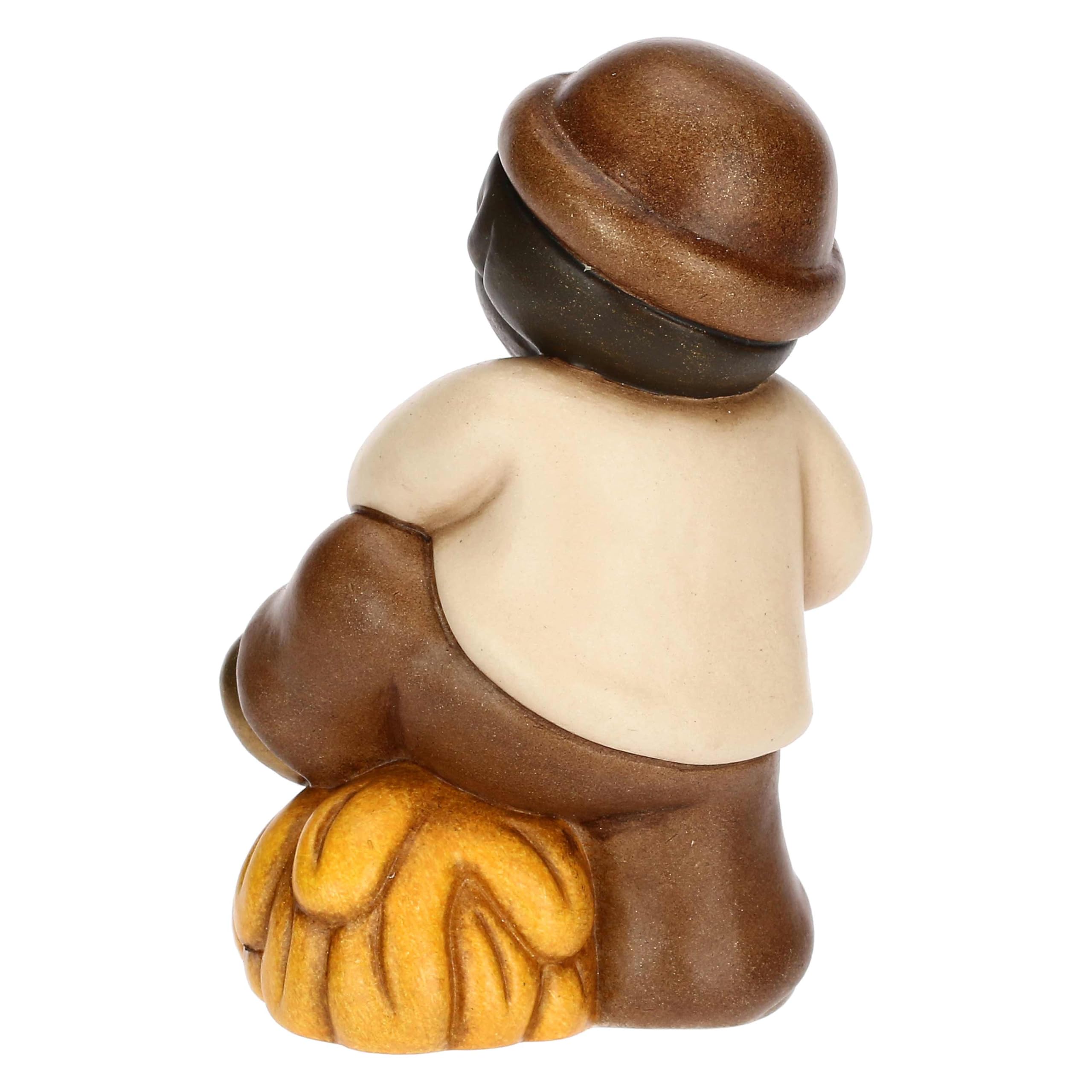 THUN, Uomo con Forcone e Fieno in Ceramica di Alta Qualità, Collezione Presepe Classico, Statuine per Presepe di Natale da Collezione, 5,2 x 4,3 x 7,9 cm