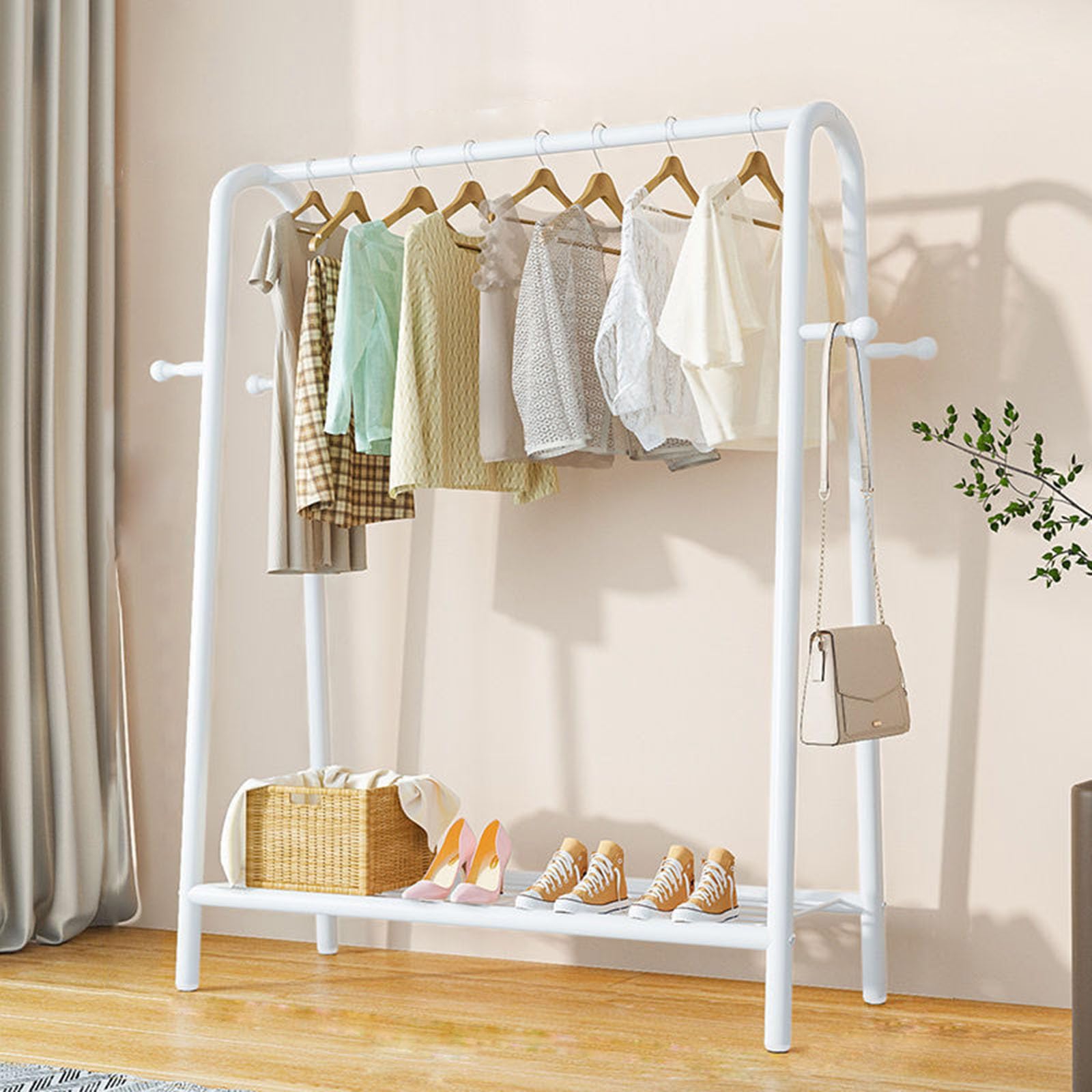 Portant à vêtements portable idéal pour optimiser l'espace du balcon ou de la chambre