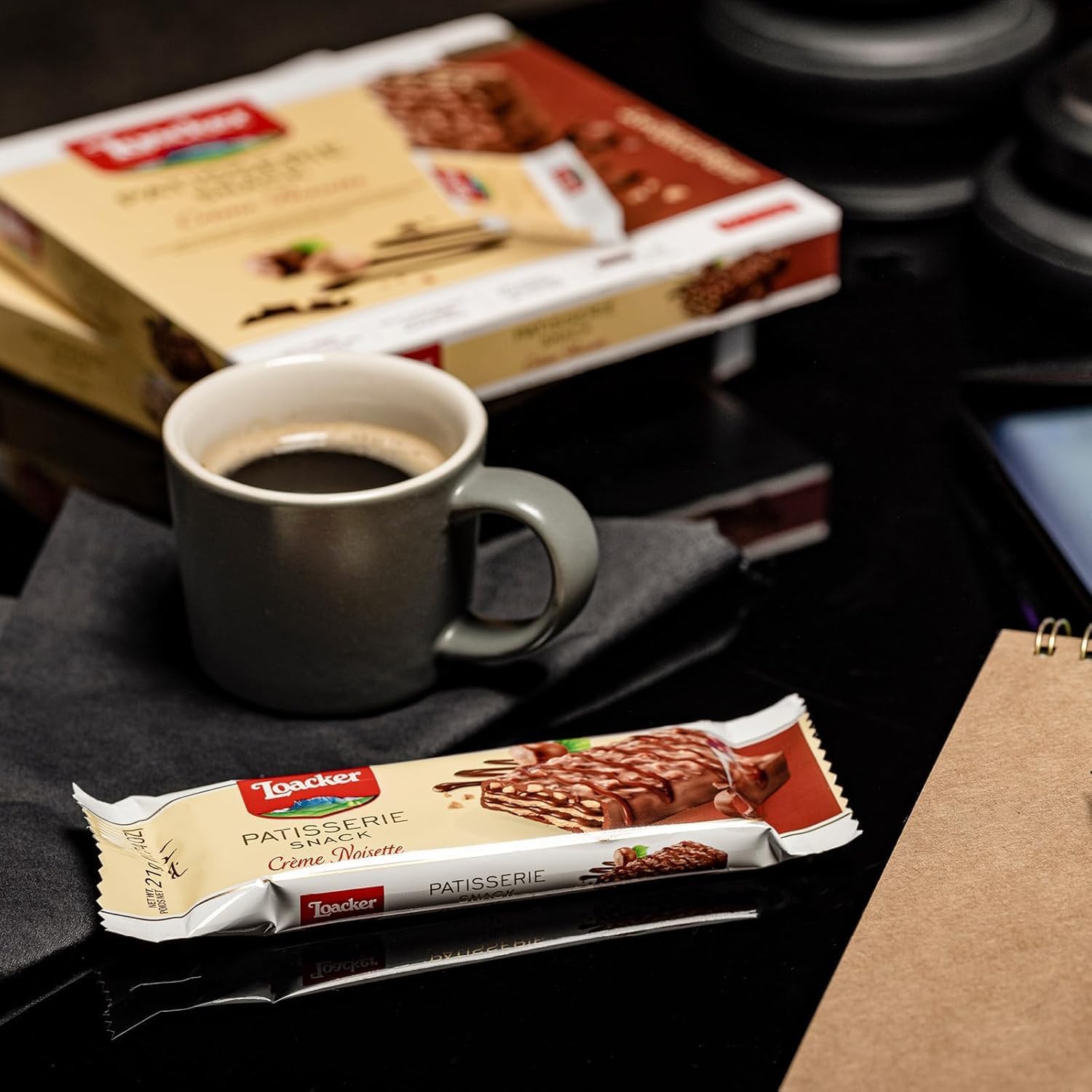 Loacker, Patisserie Snack Crème Noisette, Fragranti Cialde Wafer con Crema alla Nocciola e Ricoperte di Cioccolato, Merenda e Snack, Formato Convenienza, 1 Confezione Display da 24 Monoporzioni da 21g