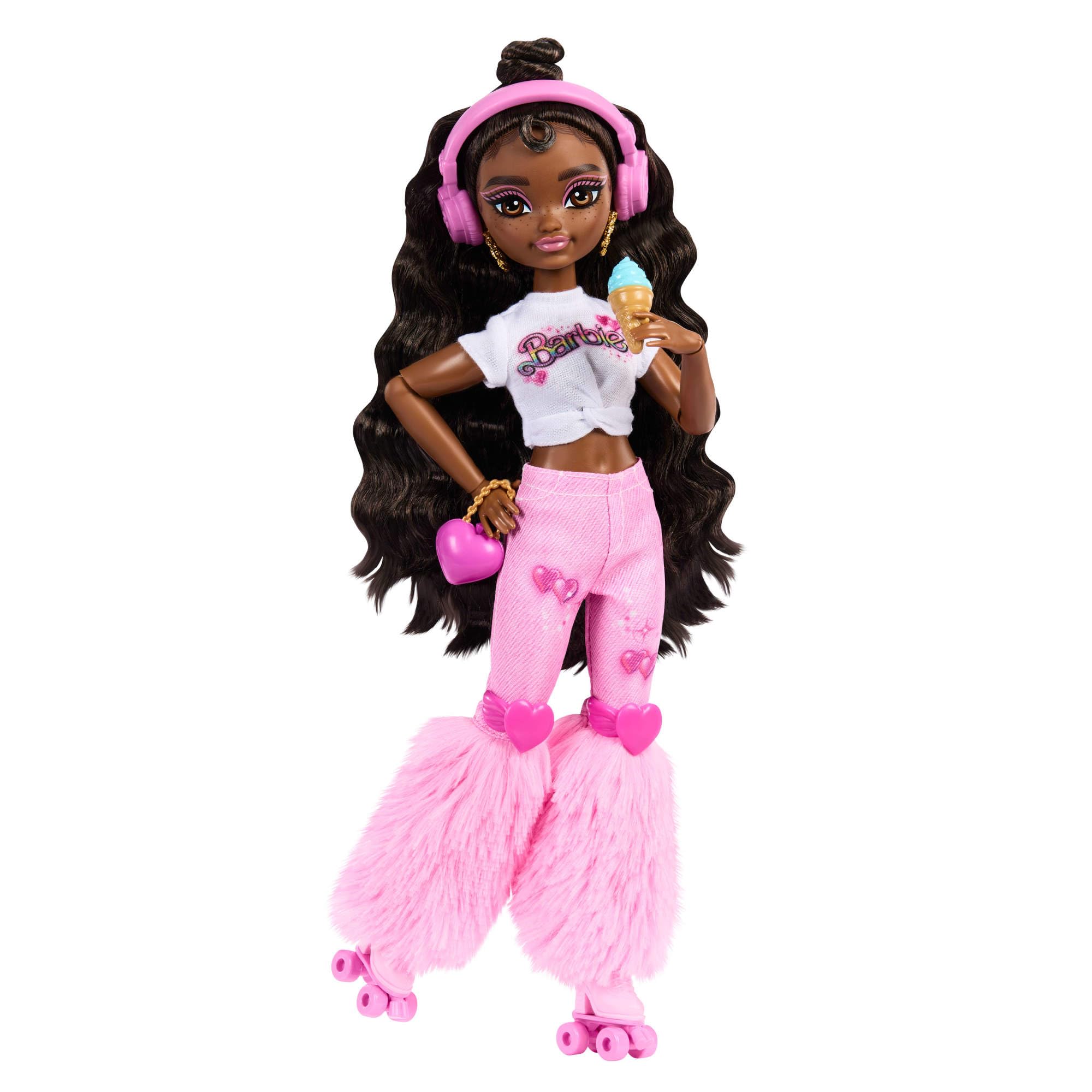 Barbie Dream Besties Brooklyn, bambola snodata alla moda con pattini a rotelle e capelli castano scuro, 9 accessori a tema musica e video inclusi, giocattolo per bambini, 4+ anni, JFX97