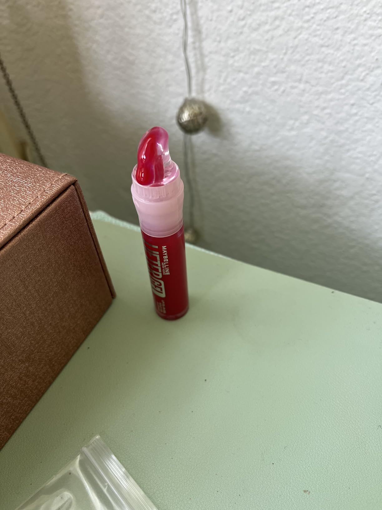 Maybelline New York MAYBELLINE Lifter Oil-in-Gel Lip Gloss for Glassy, Bouncy Shine, Hydrating, Tinted Lip Balm and Moisturizer with Hyaluronic Acid and Passionfruit Oil, Melon-ade (Red)
