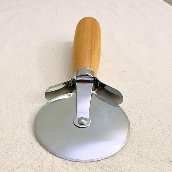 Ahşap Saplı Pizza Kesici, 19x7 cm Paslanmaz Çelik Döner Bıçak, Ergonomik Tasarım, Pizza ve Hamur İşleri İçin