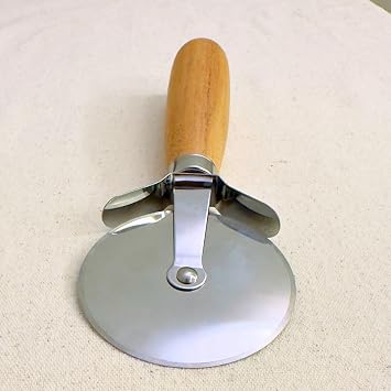 Ahşap Saplı Pizza Kesici, 19x7 cm Paslanmaz Çelik Döner Bıçak, Ergonomik Tasarım, Pizza ve Hamur İşleri İçin