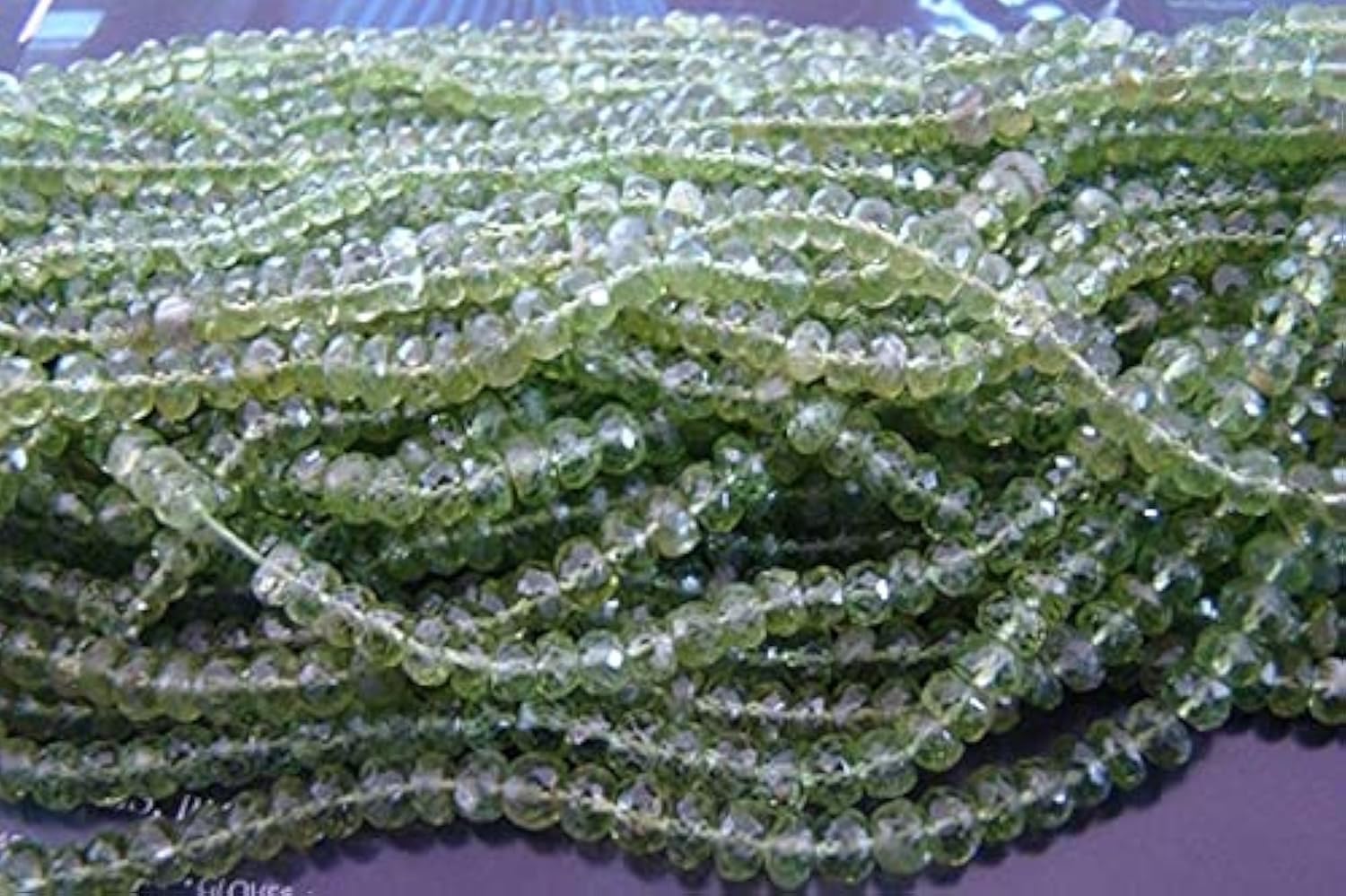Peridot green beads de 2.5 mm à 3 mm pour créer vos colliers d'été et bijoux bohèmes chic fait main