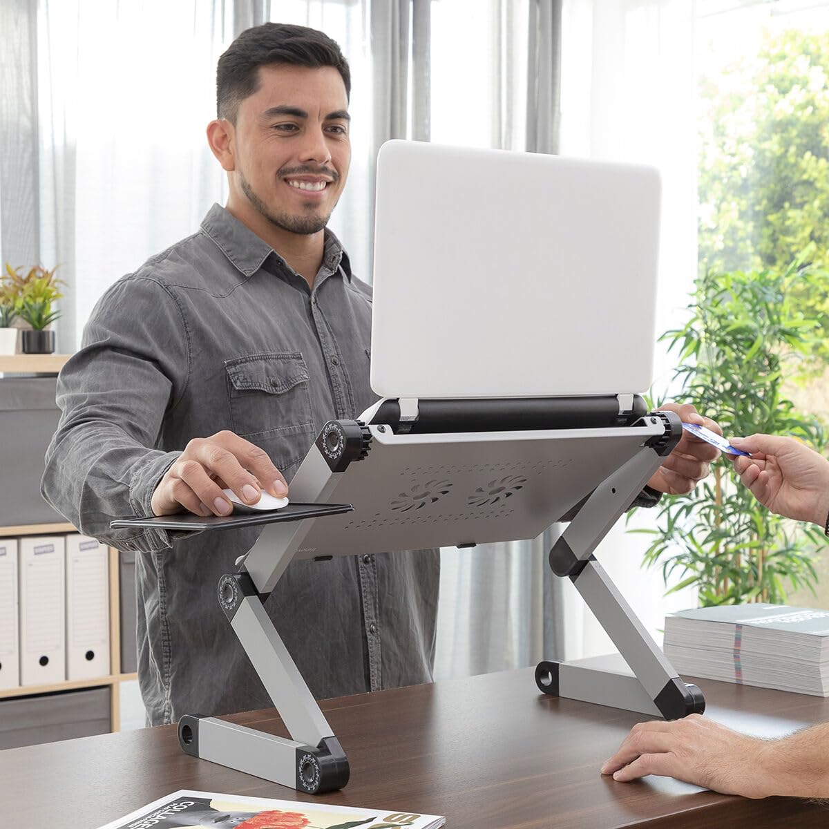 InnovaGoods - Table d'Ordinateur Portable Réglable, Plateau pour Lit, Support Pliable en Aluminium, Ventilation, Hauteur/Inclinaison Ajustables, Argent, Médiano