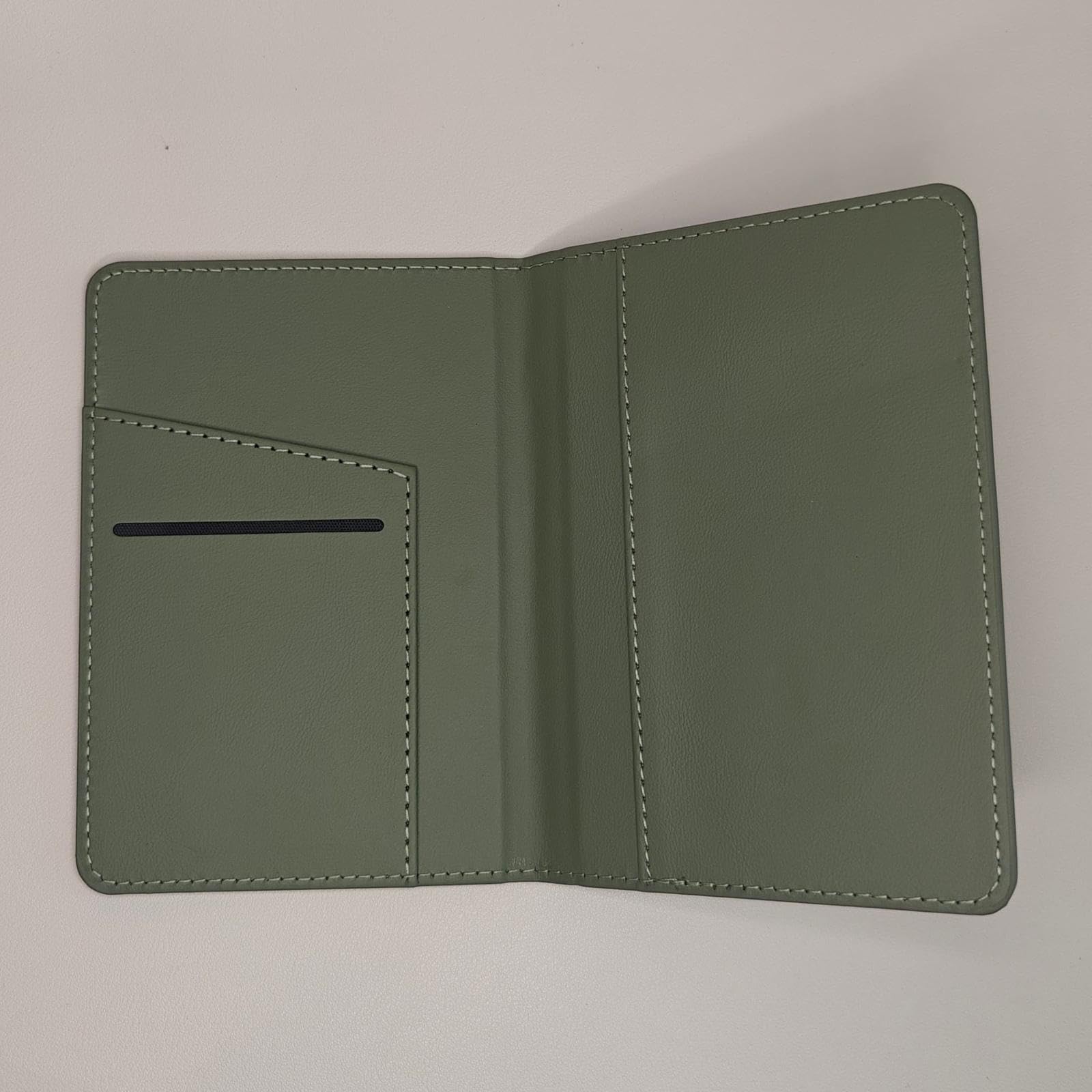 Custodia Passaporto in Similpelle Personalizzabile con nome o sigle– Porta documenti da Viaggio – Protezione Elegante – Regalo viaggiatori, Amico, Amica, Fratello, Sorella (Verde)