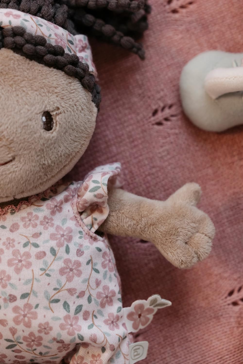 Little Dutch Stoffpuppe Babypuppe Evi im Tragekorb - mit magnetischem Schnuller und Trinkflasche - inklusive viel Zubehör - für Mädchen ab 12 Monate - Mint | Babypuppe mit magnetischem Schnuller und Trinkflasche, für Mädchen ab 12 Monate