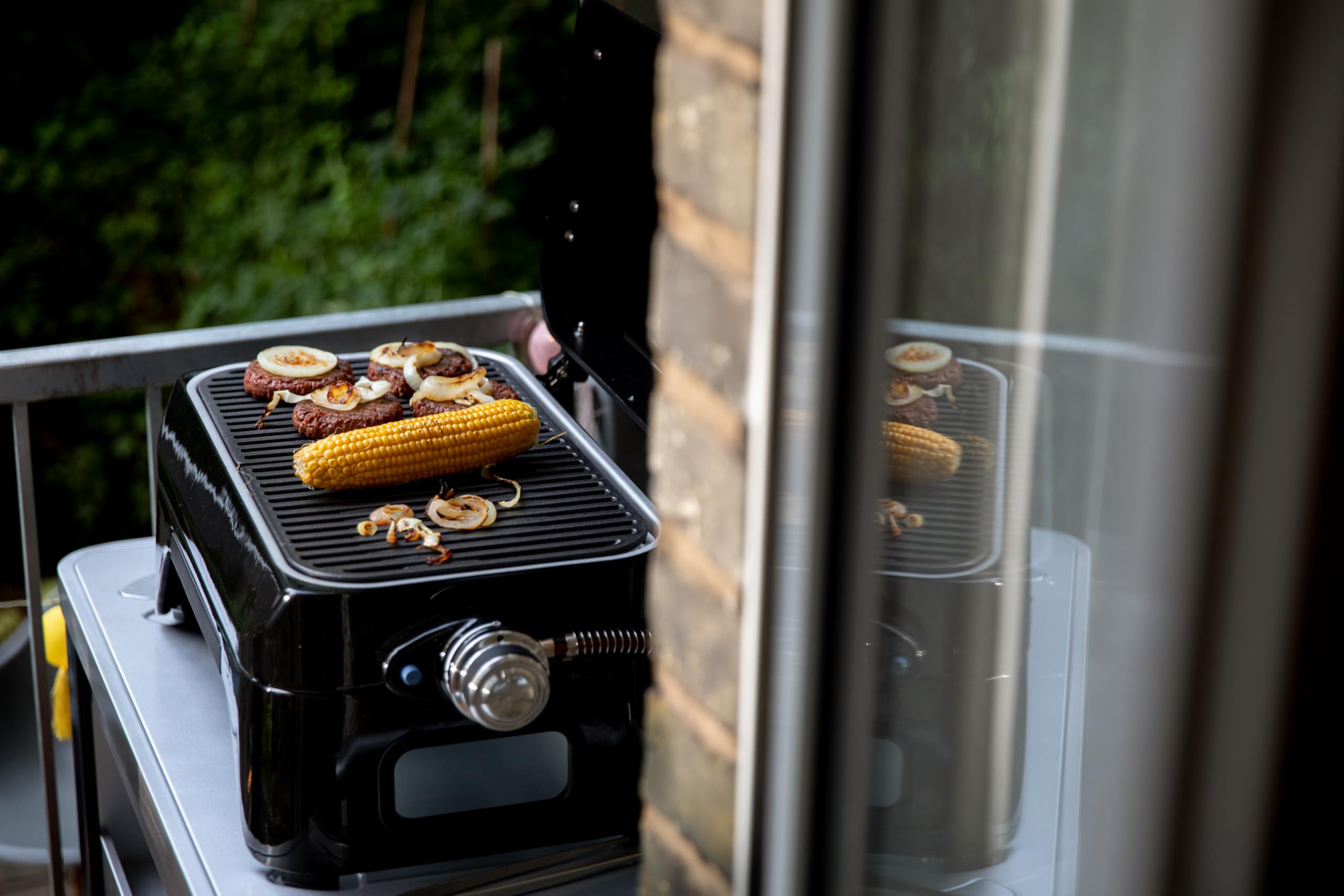 CAMPINGAZ Attitude2go Barbecue à gaz avec couvercle portable pour balcon, barbecue de camping avec thermomètre et grill en fonte, fonctionne avec des bouteilles de gaz standard