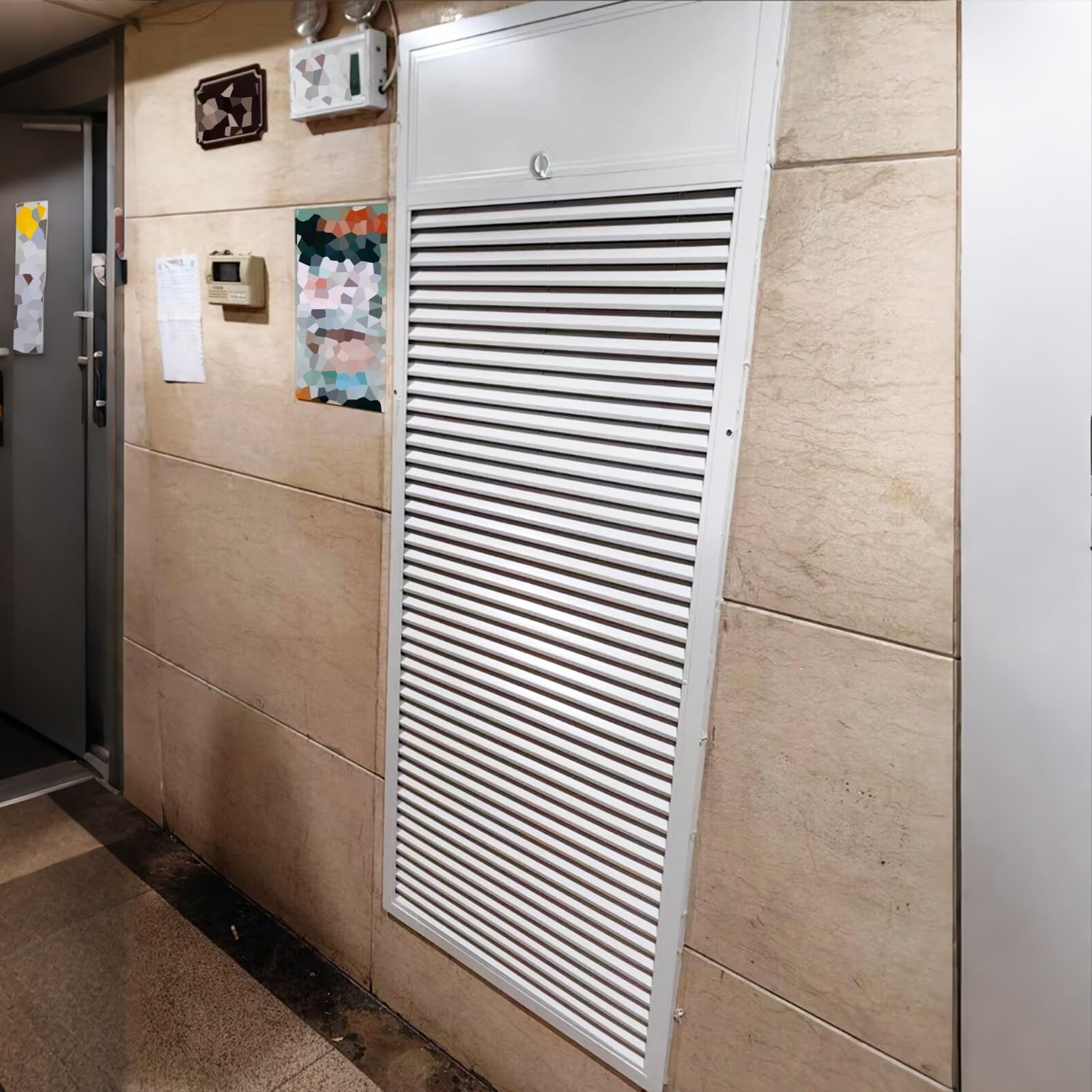 Plaque murale à persiennes pour l'aération et la trappe de visite discrète du salon ou bureau