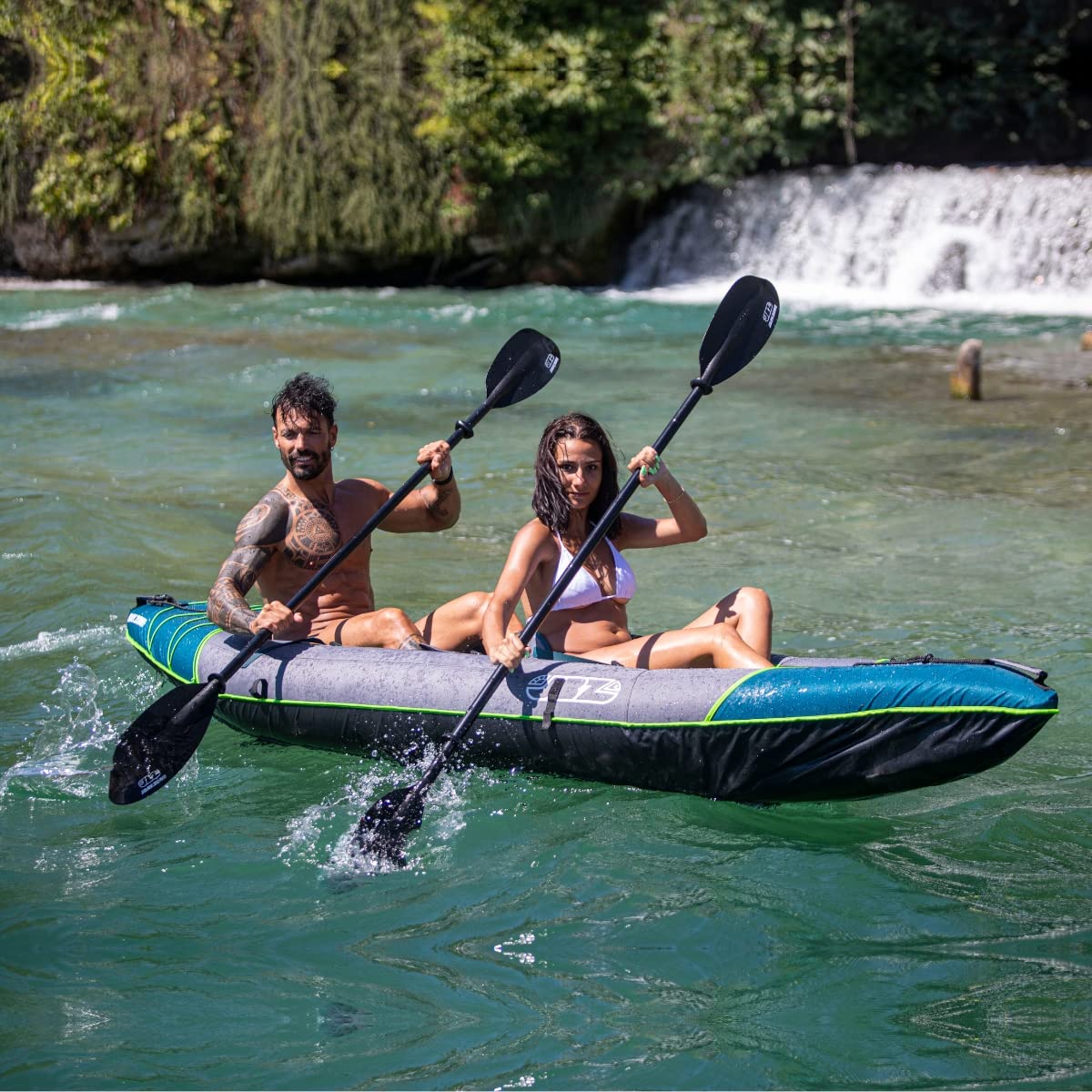 JBAY.ZONE Fluo, Kayak Gonfiabile Biposto per Neofiti e Appassionati, Tre Camere d'Aria, Drop-Stitch ad Alta Pressione, Pompa, 2 Pagaie a Doppia Pala e 2 Sedili Inclusi, Fino a 150kg, 335x93 cm