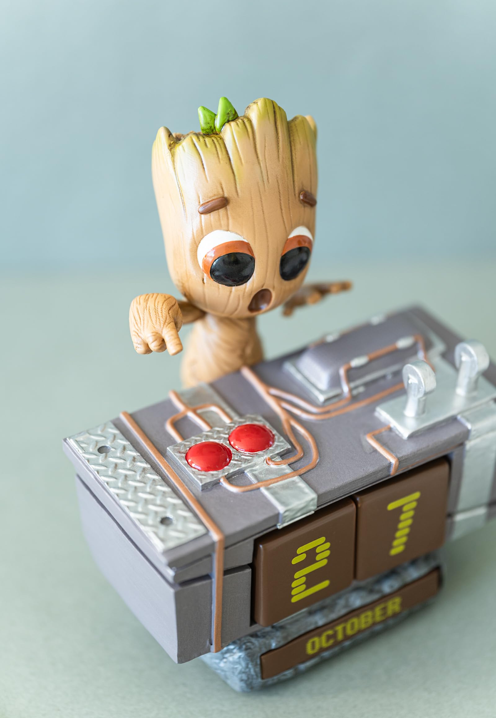 Calendario Perpetuo Groot 3D - Groot Figura de Marvel para Decoracion Habitacion Juvenil - Calendario sobremesa para niños │ Muñecos Marvel Merchandising Oficial