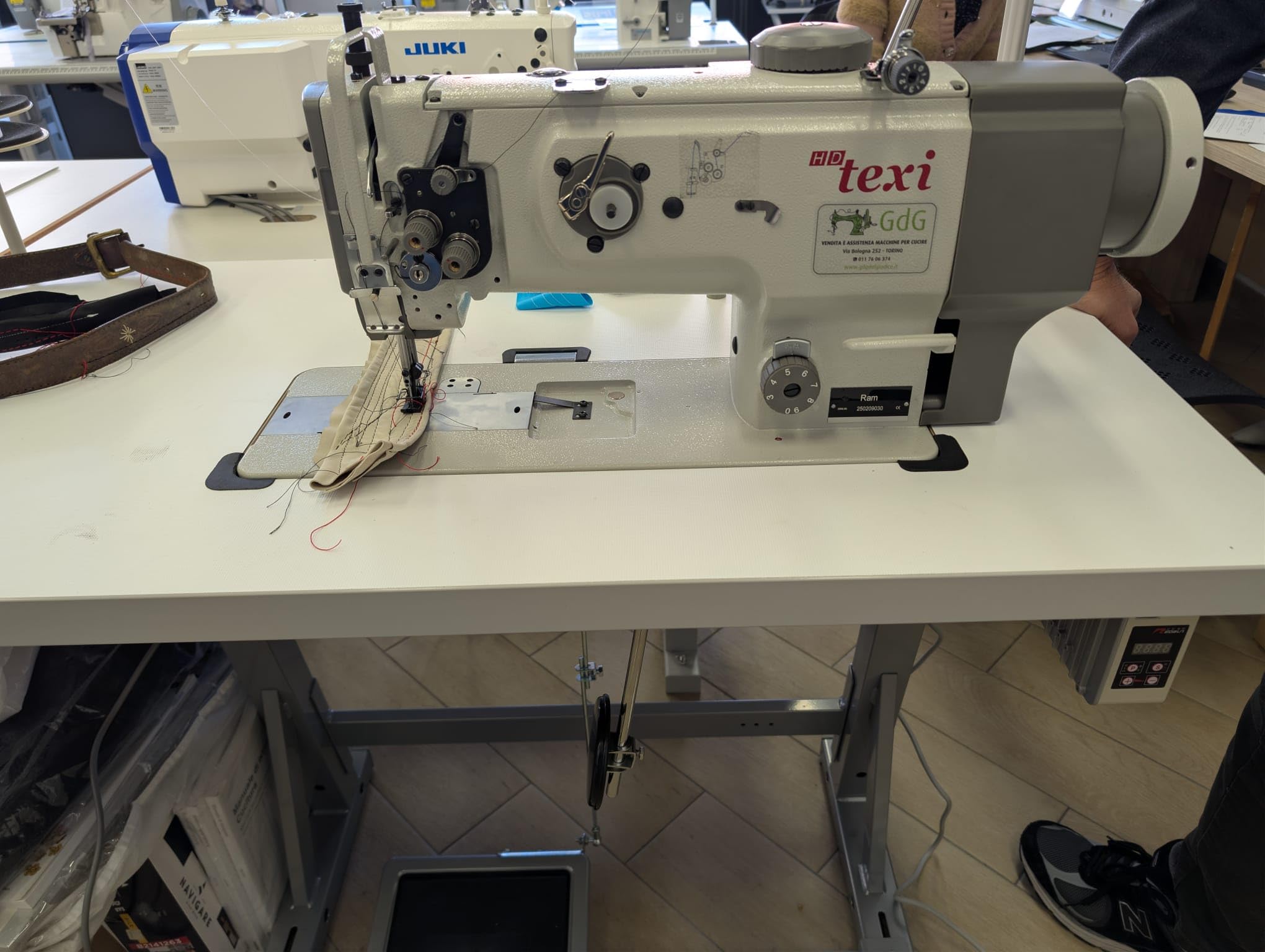 TEXI RAM Machine à Coudre - Triple Entraînement avec Table