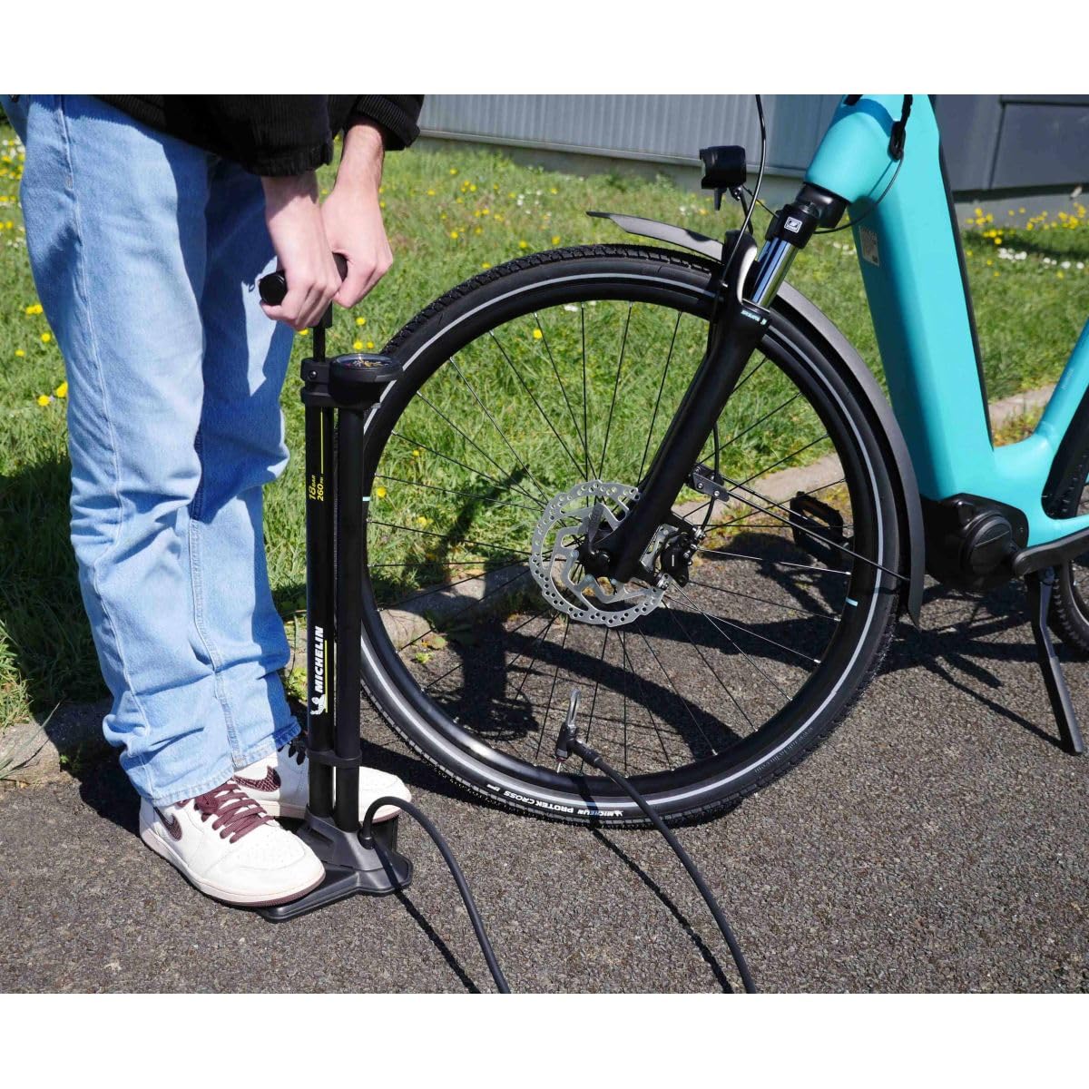 MICHELIN - Pompe à Pied avec compresseur AIR Tank TUBELESS - Double Fonction pour pneus tubeless et avec Chambre à air - Manomètre analogique - Corps en Acier - Compatible valves Presta/Schrader