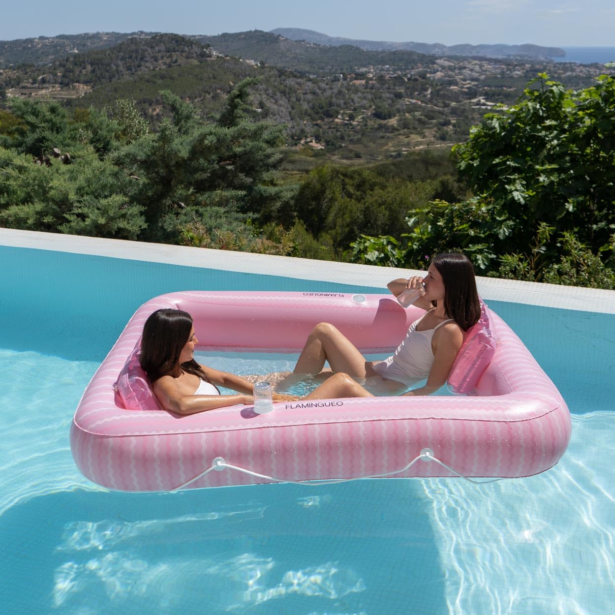 Flamingueo Bouee Piscine - Matelas Piscine - Taille Extra Large - Base en Grille - Deux Porte-Boissons - Deux Oreillers Amovibles