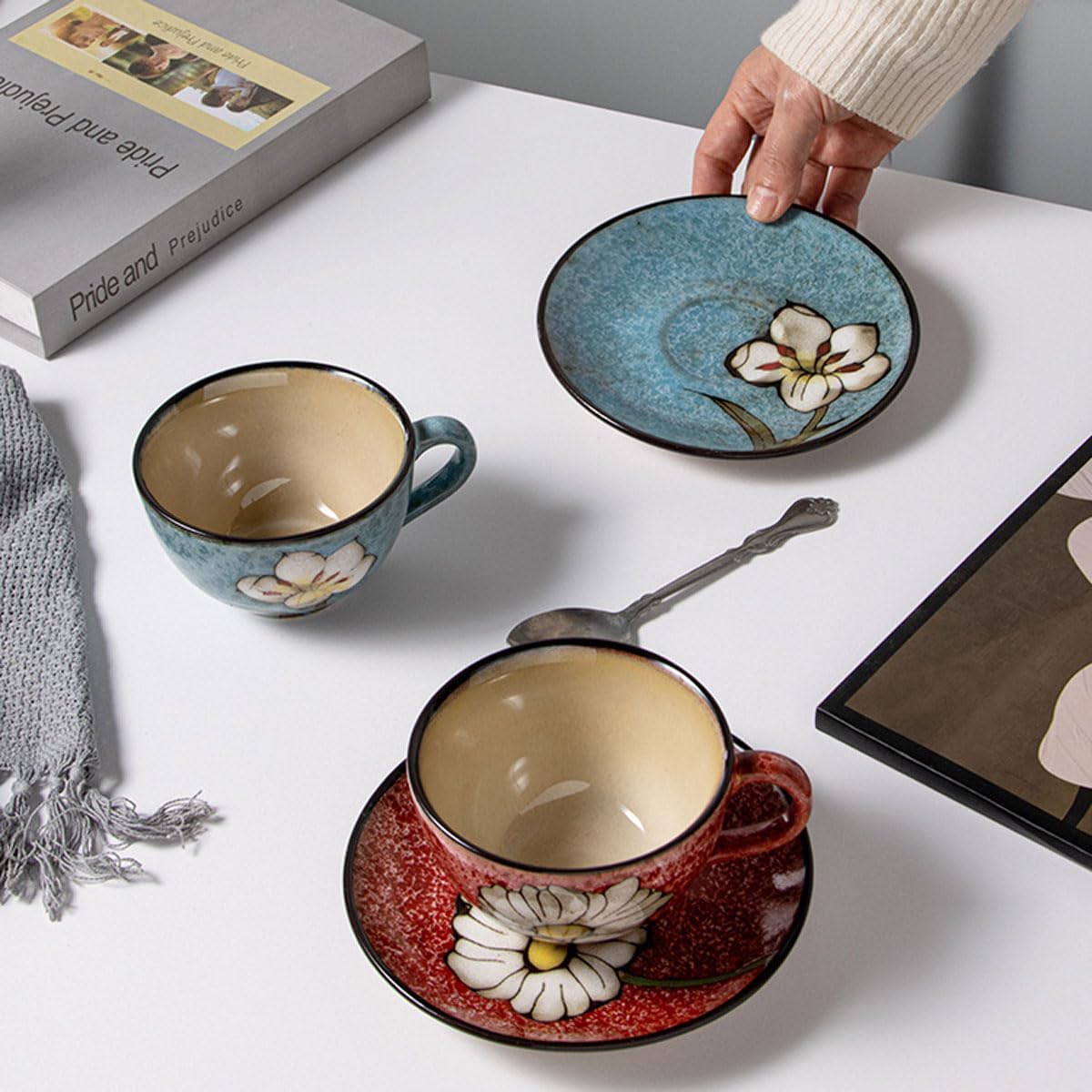 Cappuccino-Tassen mit Untertassen, 237 ml, Keramik-Kaffeetassen, Latte Espressotassen mit Blumendesign, buntes Kaffeetassen-Set für Cappuccino, Latte, Mokka (4 Farben)
