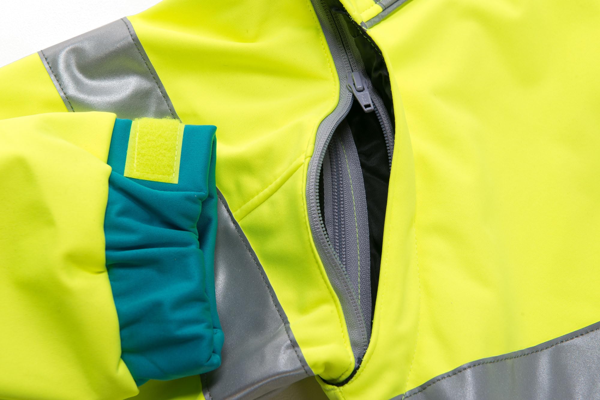 Softshell-Jacke 33751 HiVis – Arbeitsjacke mit Stretch Reflexstreifen, abnehmbaren Ärmeln, Ausweishalter & Zip-in-Funktion für Midi-Parka 33852 – winddicht und wasserabweisend