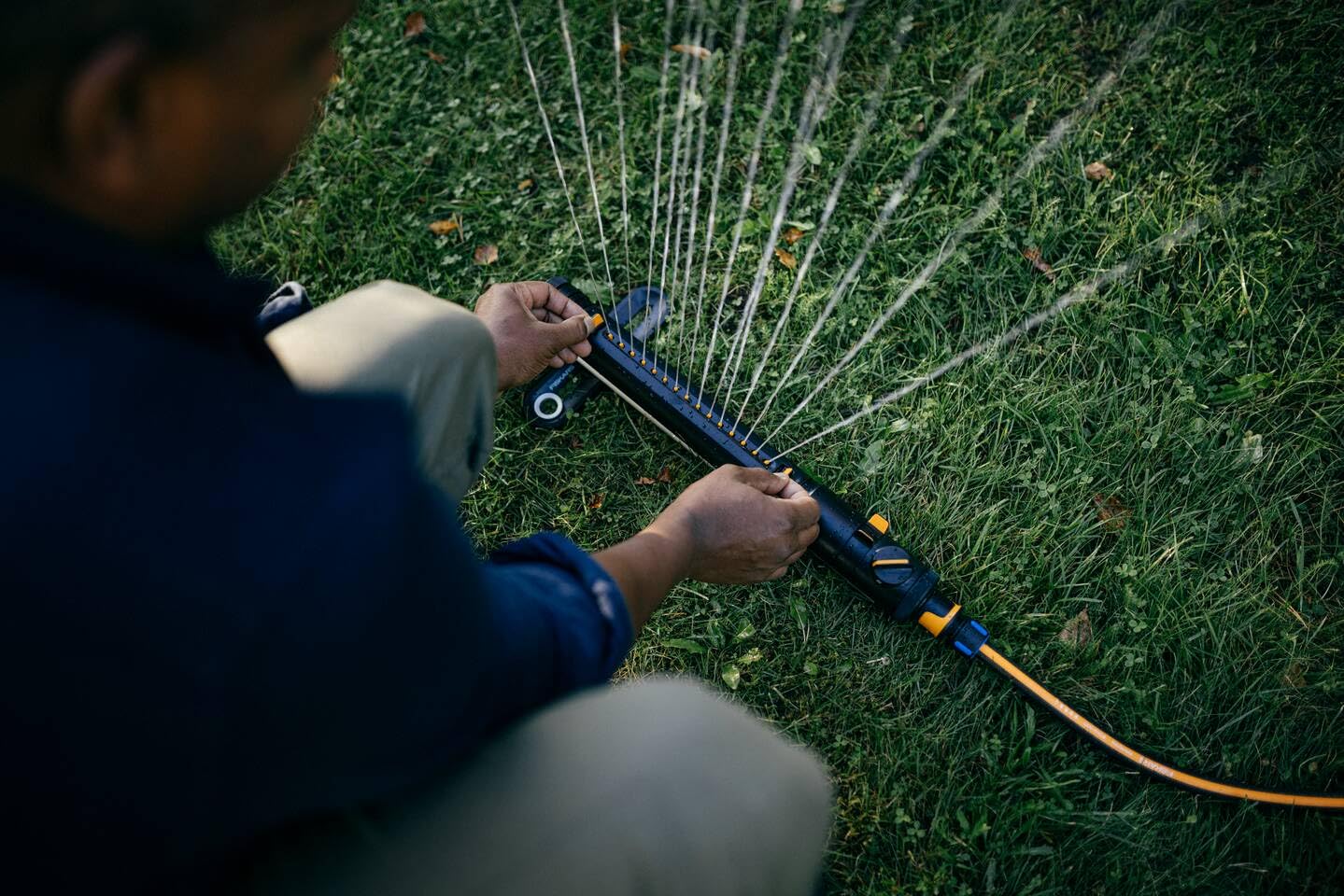 Fiskars X-Series Irrigatore Oscillante S-M | Comprensivo di filtro estraibile e strumento per la pulizia degli ugelli, Irrigazione di 150-300 m², Nero/Arancio, 1070832