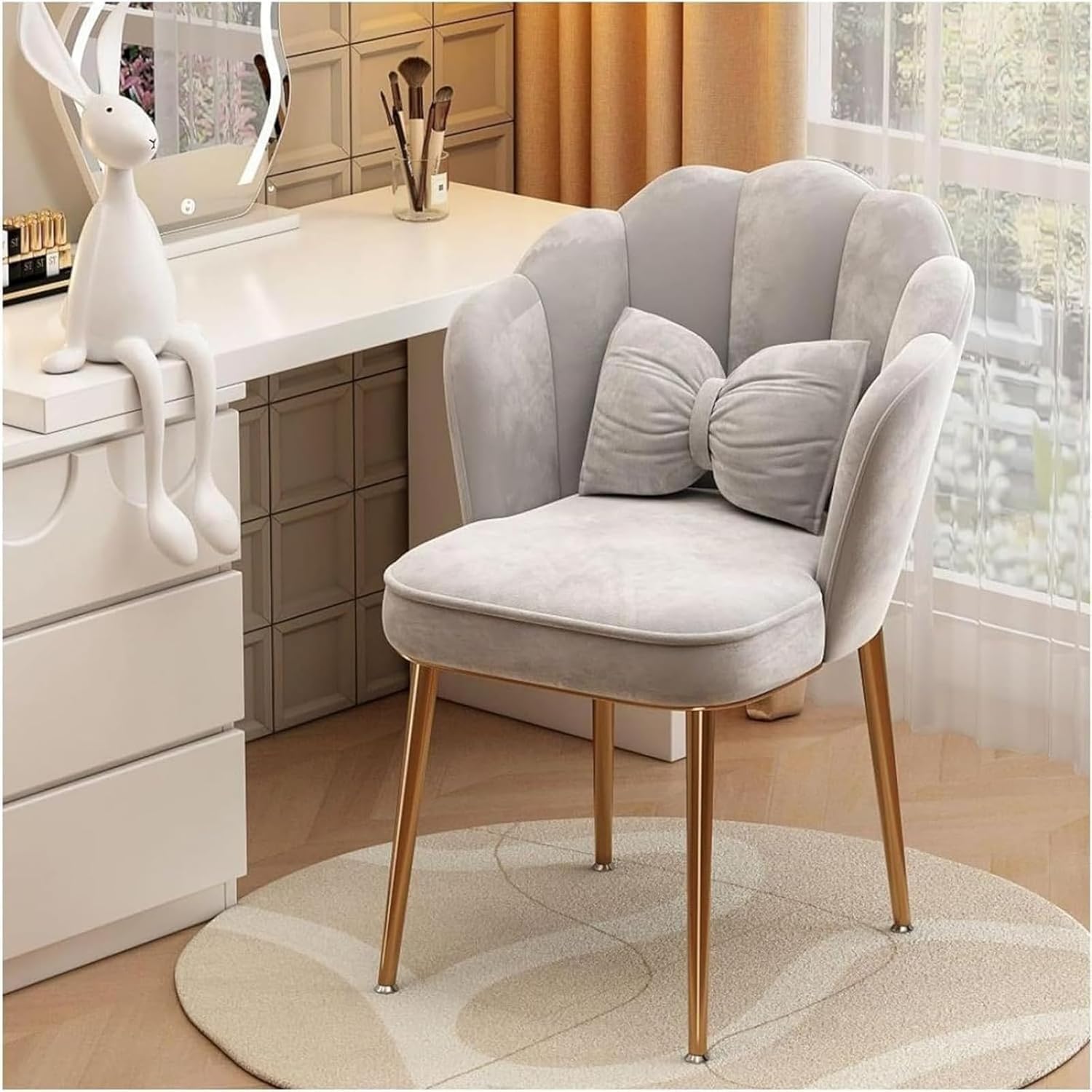 Chaise en velours gris style coquillage pour sublimer votre salon ou chambre