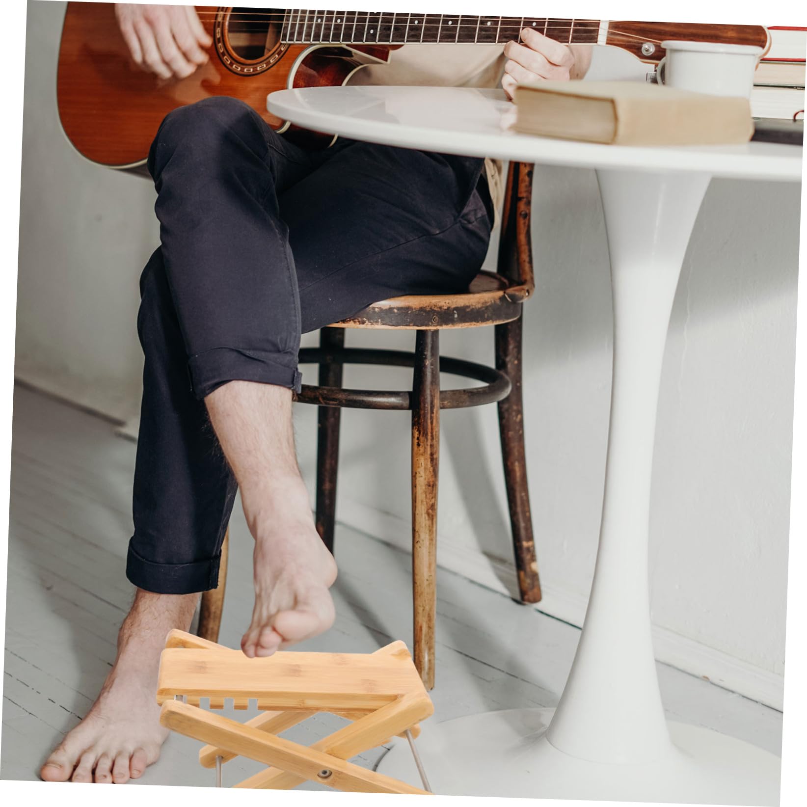 PRETYZOOM Verstellbarer Gitarren Fußhocker Höhenverstellbare Fußstütze mit Stabiler Anwendung für Akustik und Klassische Gitarre Tragbarer Gitarrenfußstuhl in Beige