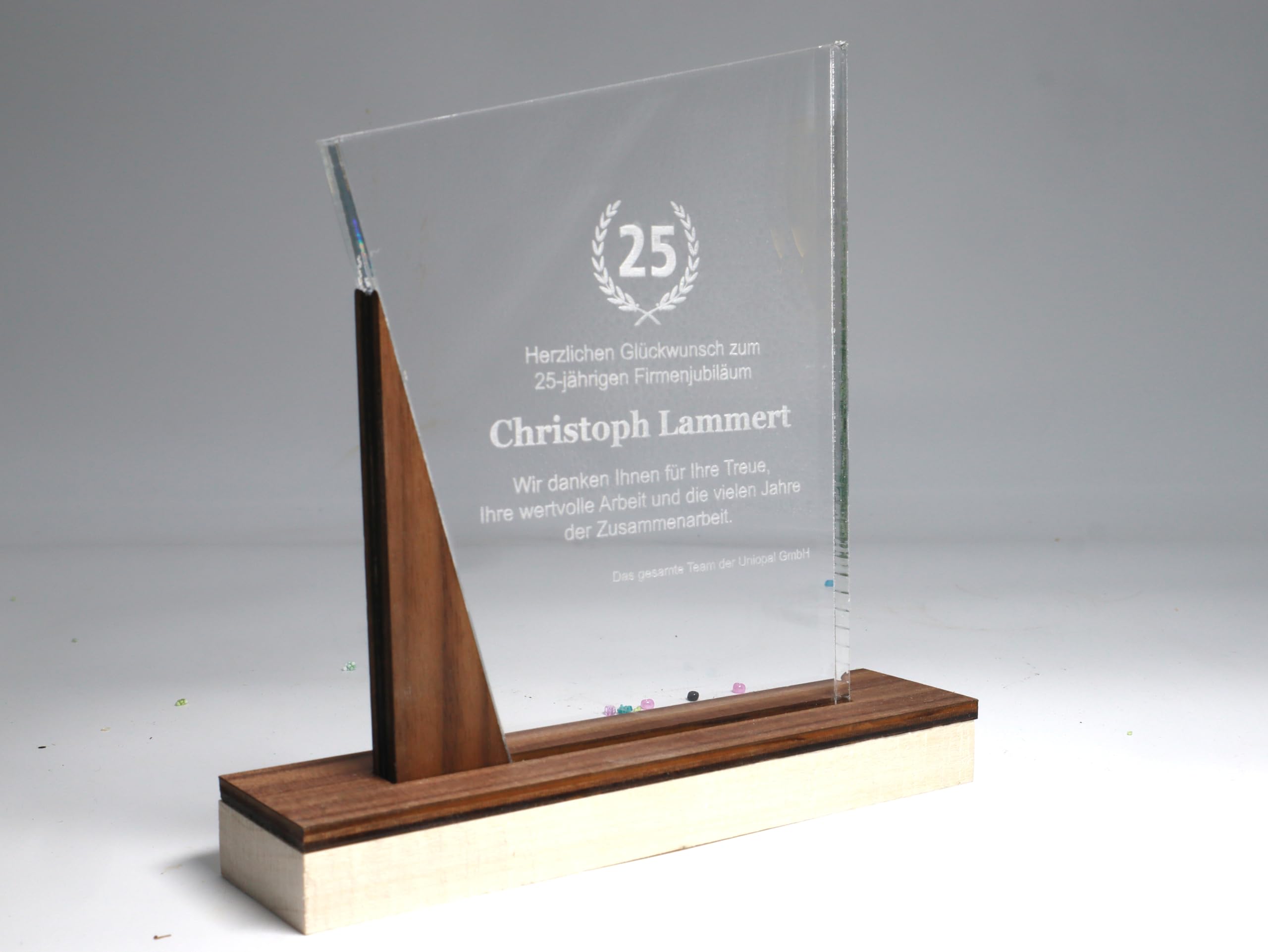 Elegante Trophäe aus Acrylglas mit Nussbaum – Individuelle Gravur – Moderne Auszeichnung & Award