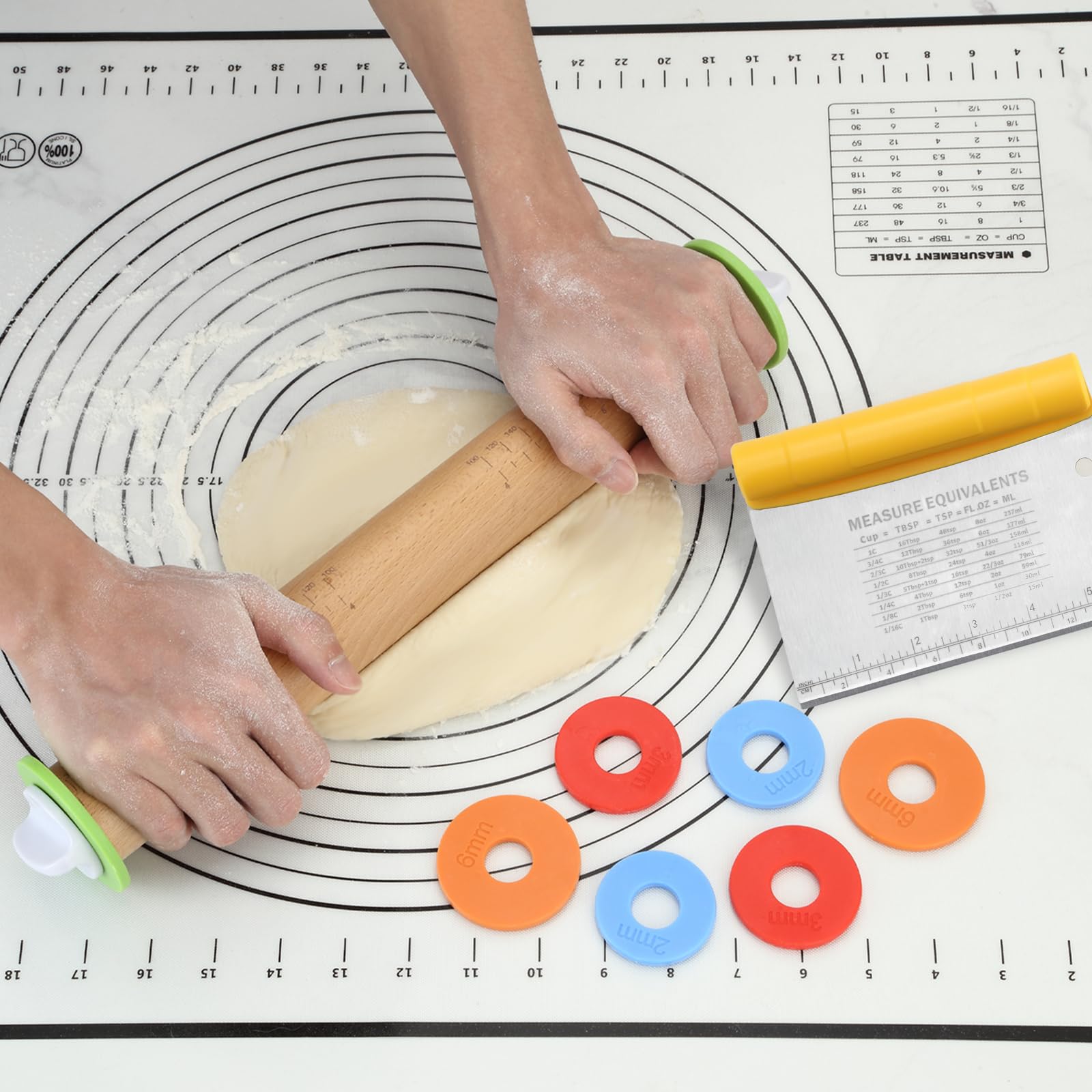 Unokit Nudelherstellung Werkzeuge 3-teiliges Set Holz Nudelholz mit Dicke Ringe Übergroße rutschfeste Gebäckmatte und abgestufter Teigschneider zum Backen von Keksen, Pizza, Brot