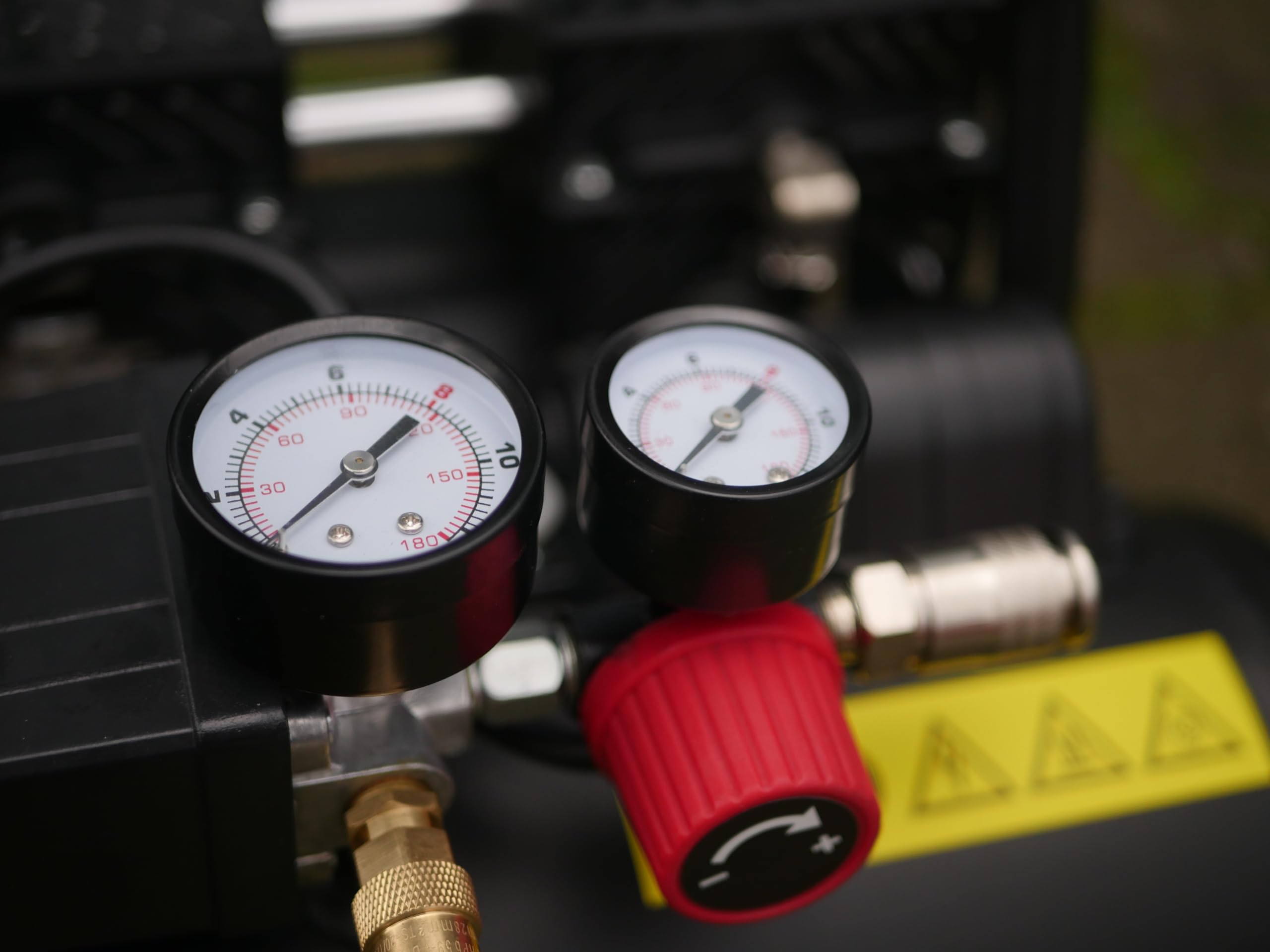 Yard Force EX ARC06 - Compresor silencioso (6 L, sin aceite y bajo mantenimiento, presión de funcionamiento de 8 bares, 67 dB silencioso, cilindro doble de 550 W (106 l/min), regulador de presión +
