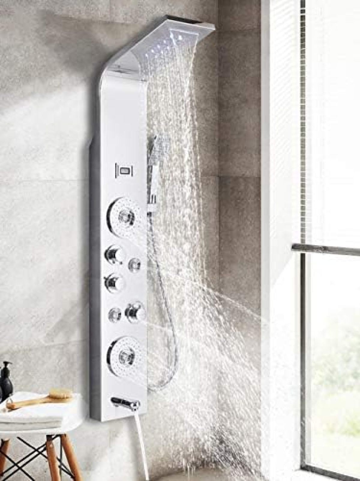 Robinet de salle de bains avec colonne de douche LED au fini chromé miroir