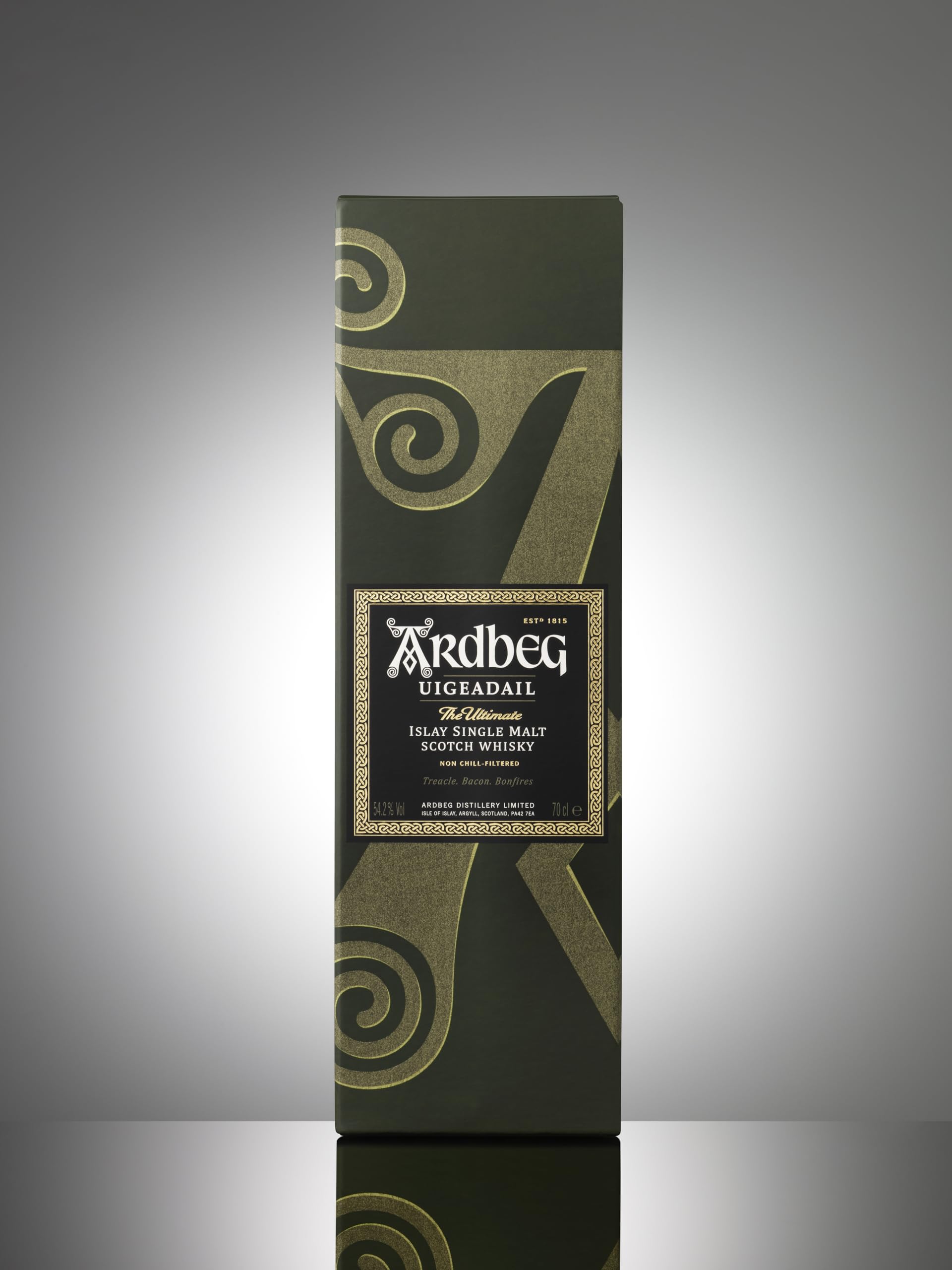 Ardbeg Uigeadail Whisky Single Malt 70cl 54,2% | Whisky single malt 54,2%. Vieilli dans d'anciens fûts de sherry et de bourbon. Profil fumé et boisé.