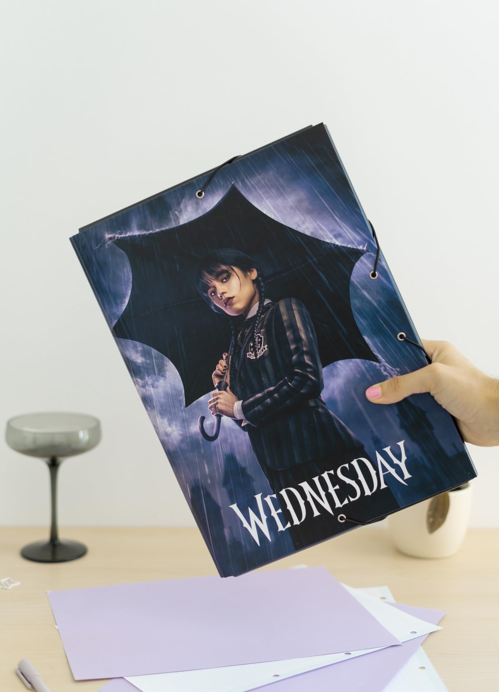 Grupo Erik Teczka A4 – prezenty środowe, teczka na dokumenty z 3 klapkami, 34 x 25,5 cm, organizer na dokumenty, teczki szkolne, prezenty Wednesday Addams