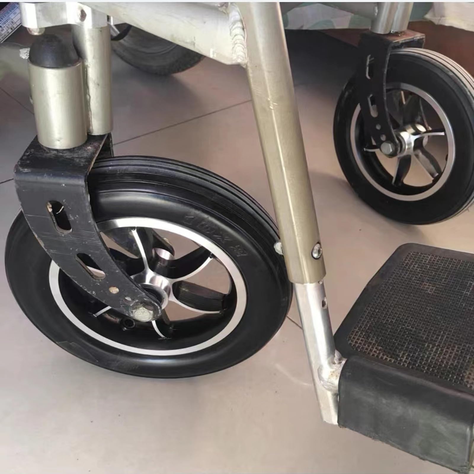Akcesoria do wózków elektrycznych: koła przednie pełne, koła nadmuchiwane 10 cali, koła ze stopu aluminium 10 cali.(Size:10 inch solid)