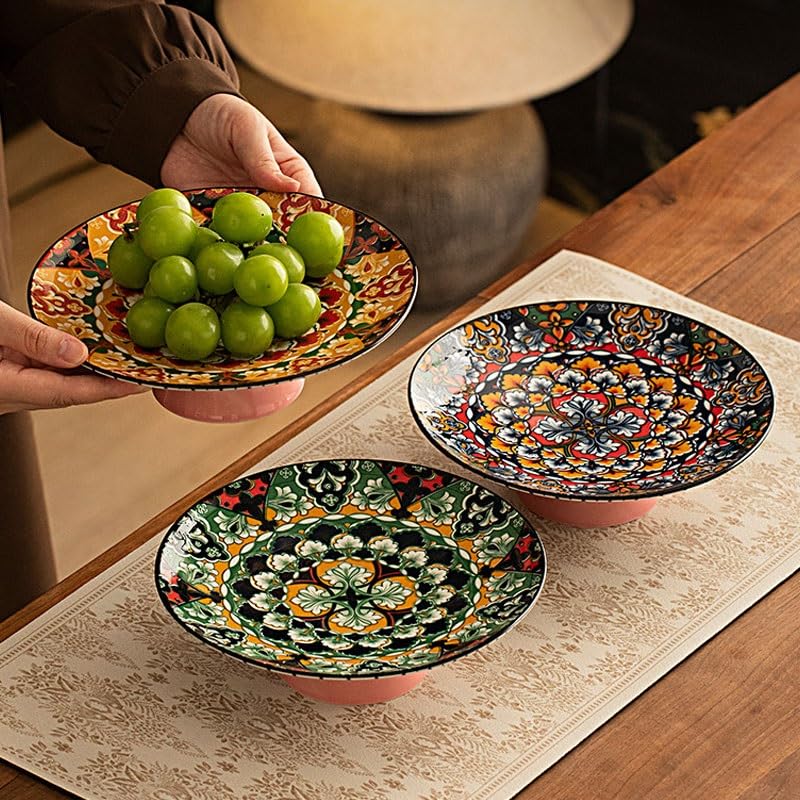 talerz na owoce, Retro podszkliwnie malowany ceramiczny talerz z wysokimi nogami i przekąskami, suszonymi owocami, herbatą wypiekami(Style5)
