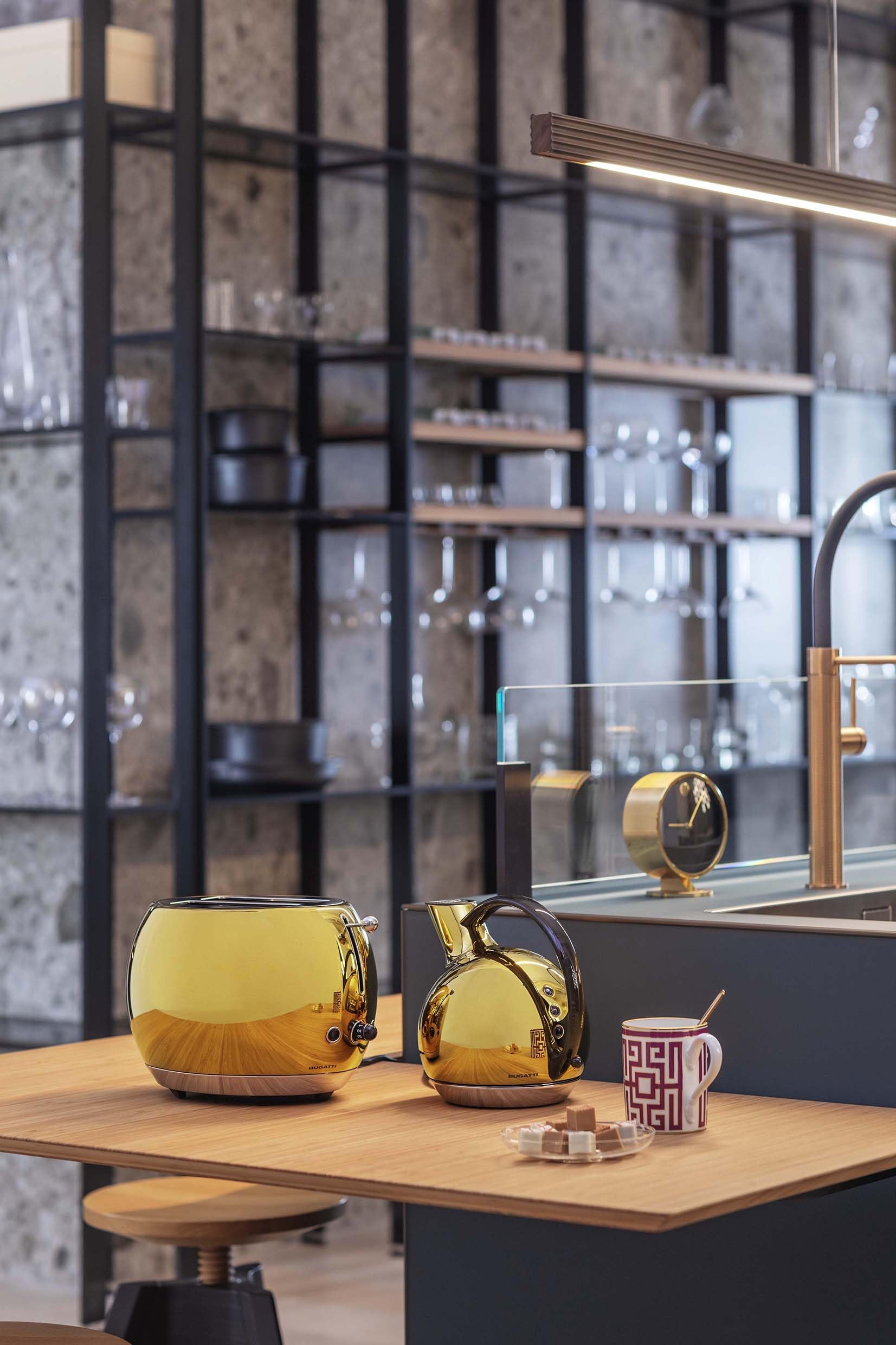 BUGATTI Romeo, Tostapane di Design Multifunzione in Acciaio Inox, 7 Livelli di Tostatura, 4 Funzioni, Pinze non Incluse, 870-1035 W, Colore Oro Giallo Lucido