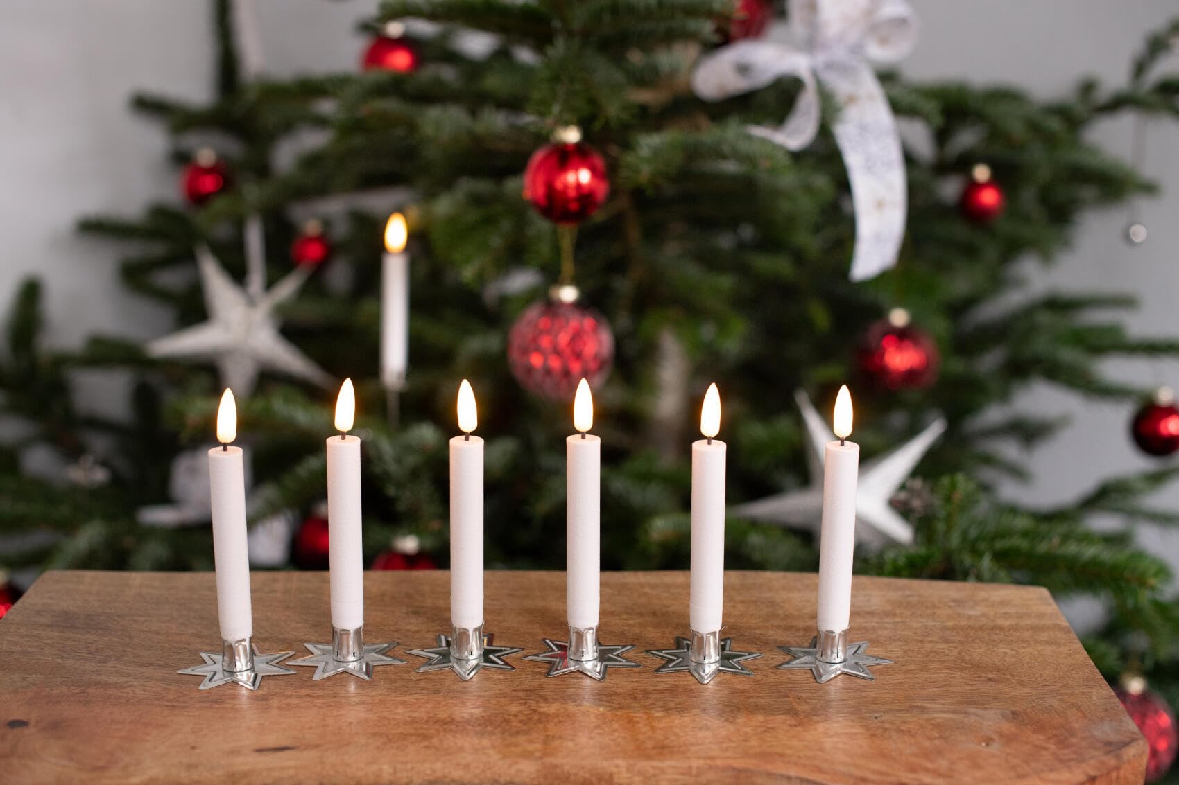 Keramik-weihnachtsbäume, Die Mit Kerzen Geschmückt Sind, Und Festliche Dekorationen Schaffen Eine Freudige Szene Auf Einer Tischplatte 65362419