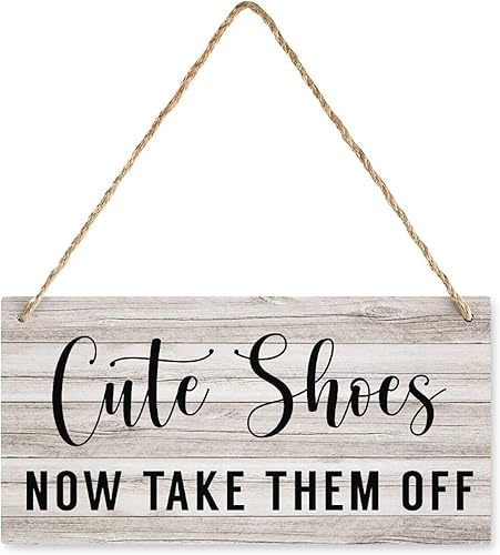 Placa colgante de madera con diseño de zapatos lindos con texto en inglés "Take Them Off", letrero de bienvenida de madera de granja, letrero