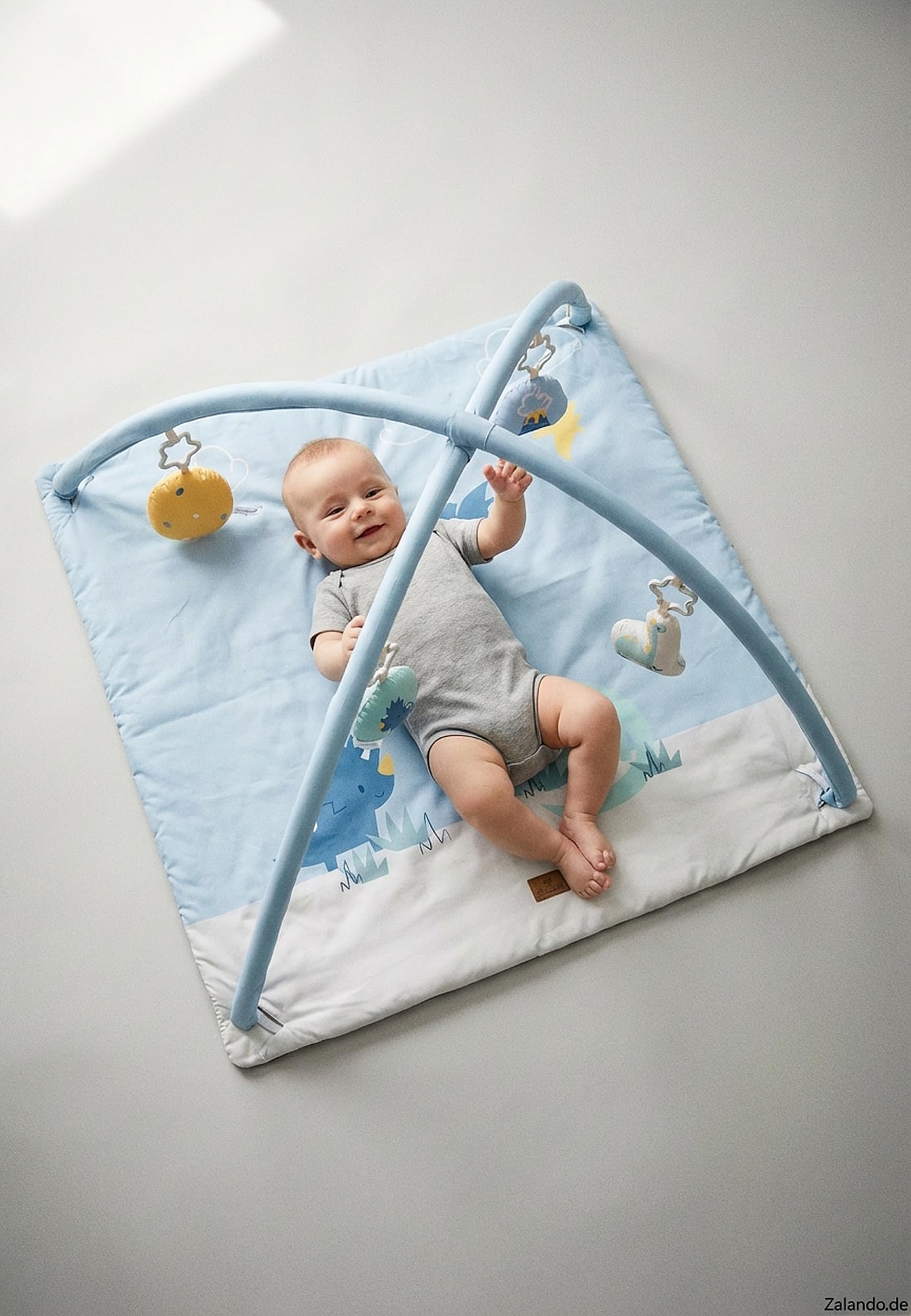 Sterntaler Spielbogen Dino Rexi - Spielbogen wattiert - Baby Spieldecke mit Bogen und Spielfiguren zum Abnehmen - Baby Spielzeug mit Knisterpapier, graublau