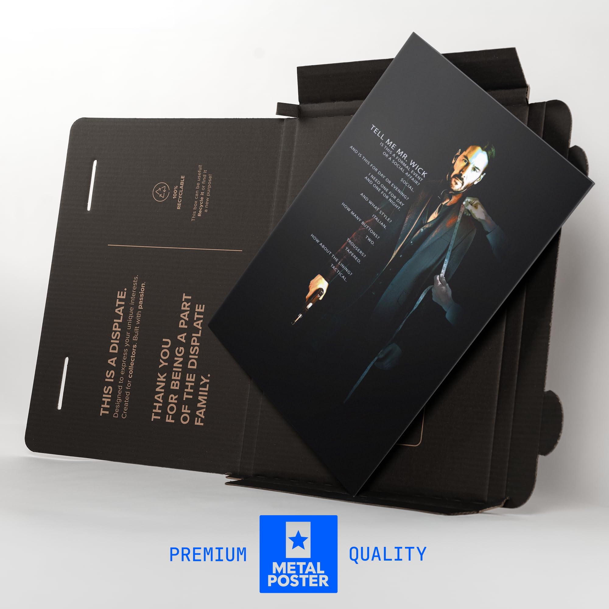Displate Metal Poster John Wick Tactical Tailoring for Mr. Wick Wandbild M | Magnetische Befestigung Wandposter. Wanddeko, Metall Wandkunst, Wanddekoration im Wohnzimmer in Schlafzimmern & Büros.