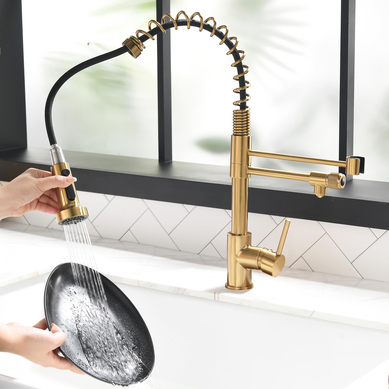 Robinet d'évier de cuisine au design contemporain noir et nickel doré