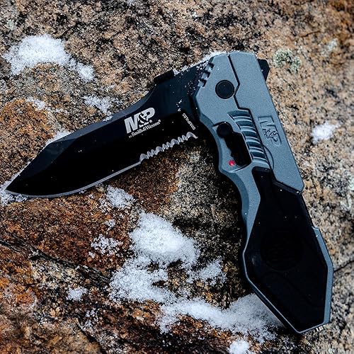 Miniatura 4 de Smith & Wesson M.A.G.I.C. - Cerradura de revestimiento de apertura asistida plegable de 3.6 pies con borde dentado, hoja de acero inoxidable 4034