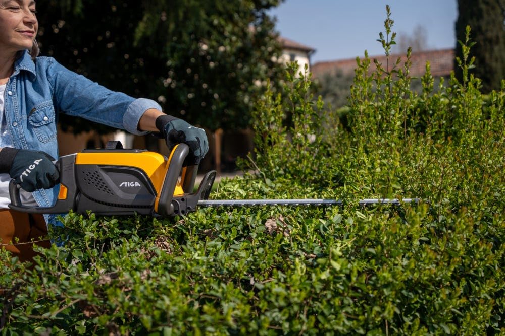 STIGA HT 500e Tagliasiepi A Batteria, 48 V (Batt. Non Incl.), Lama 58 cm – Impugnatura Girevole 180°, Lame Doppia Azione – Per Siepi e Cespugli