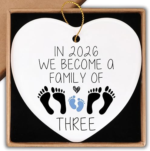 Decoraciones de regalos de revelación de género en 2026 We Become A Family Of Thre adorno de Navidad, letrero de recuerdo, placa de corazón, regalos