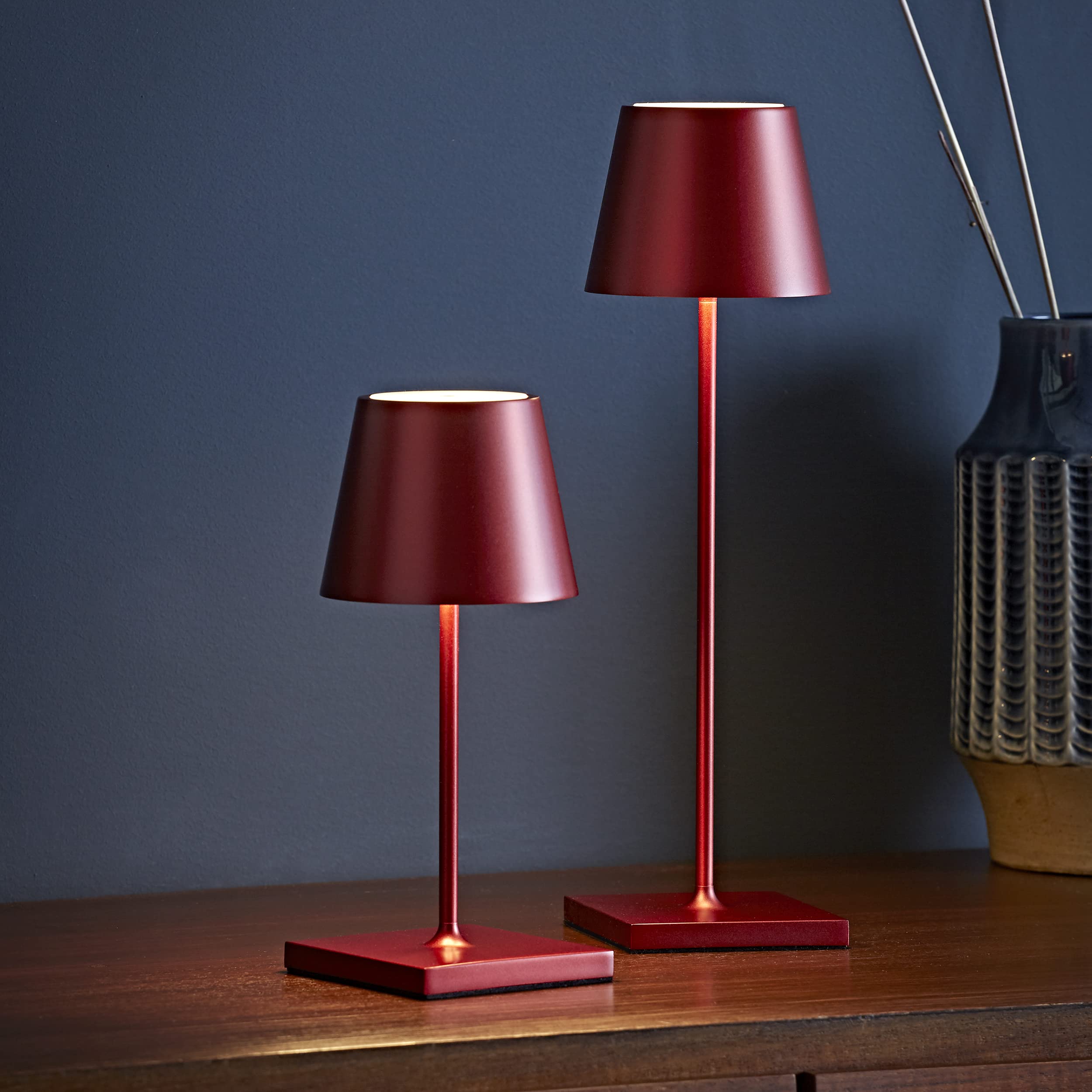 SIGOR Nuindie mini - Dimmbare kleine LED Akku-Tischlampe Indoor & Outdoor, IP54 spritzwassergeschützt, Höhe 25 cm, aufladbar mit Easy Connect, 12 h Leuchtdauer, kirschrot