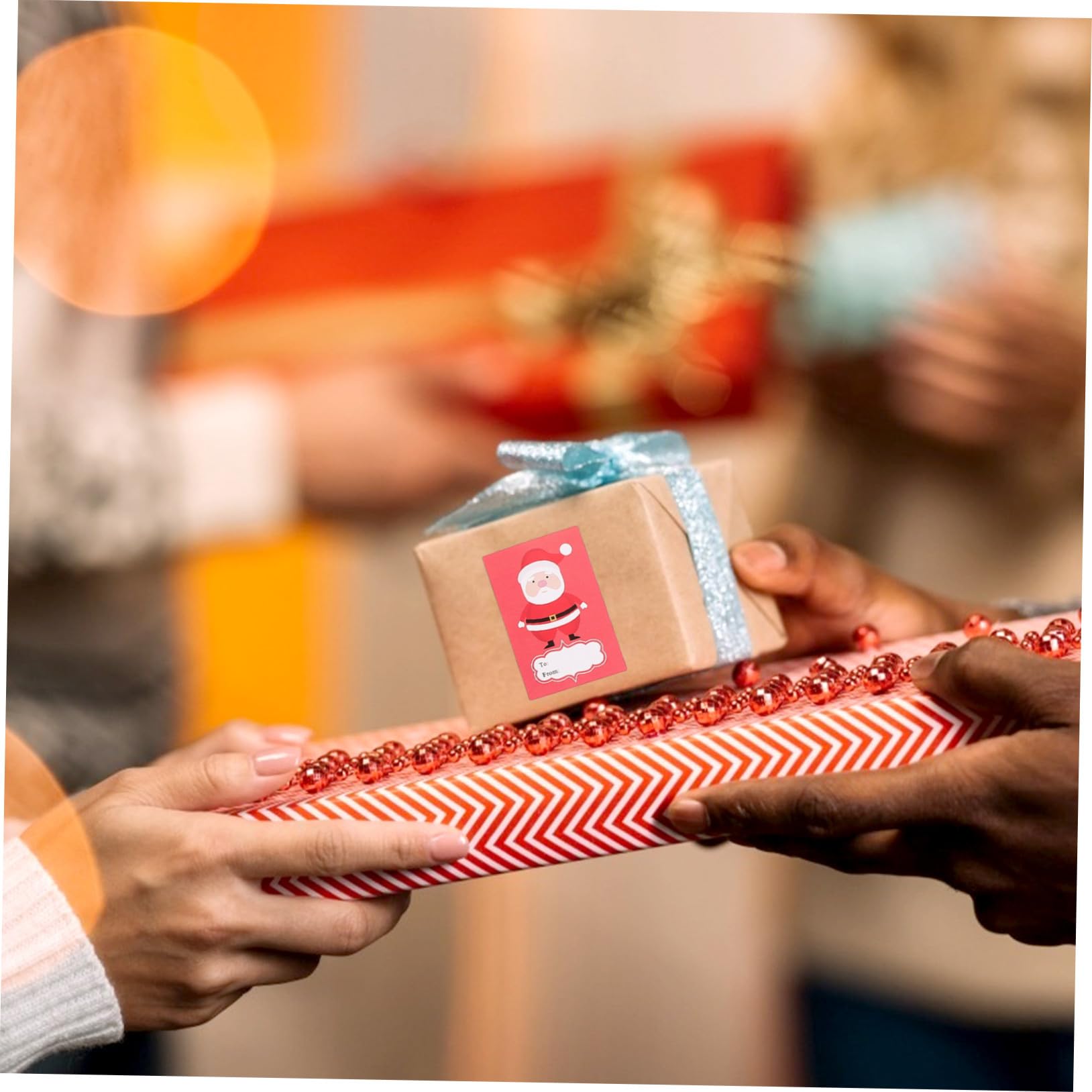 Angoily 4 Rollen Weihnachtsaufkleber Selbstklebende Sticker mit Buntem Weihnachtsmuster Langlebig Einfach zu Kleben für Geschenke Karten DIY Dekoration und Festliche Verpackungen