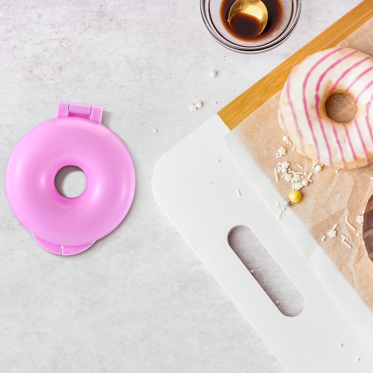 CHENGU Donut Cake Pop Mold Shapes Press Plastic Round Cake Pop Cutter and Pusher with 100 Pcs Paper Sticks for Candy, Chocolate, Wedding Desserts, Birthday Parties, Home Baking Tools Accessories