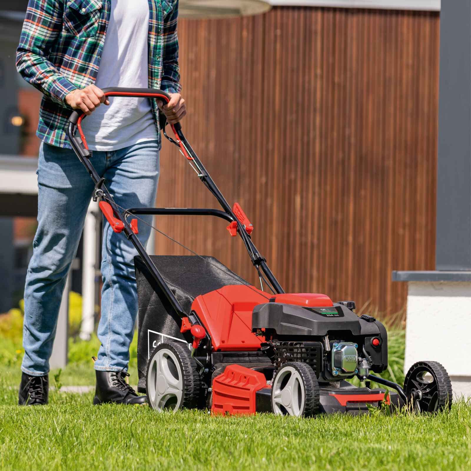 Scheppach Benzin Rasenmäher MS230-53 mit 53cm Schnittbreite & 6PS Leistung | 65L Box | Höhenverstellung 7 Stufen | Antrieb, Seitenauswurf, Mulchfunktion & Reinigungsfunktion | Mulchmäher inkl. Motoröl