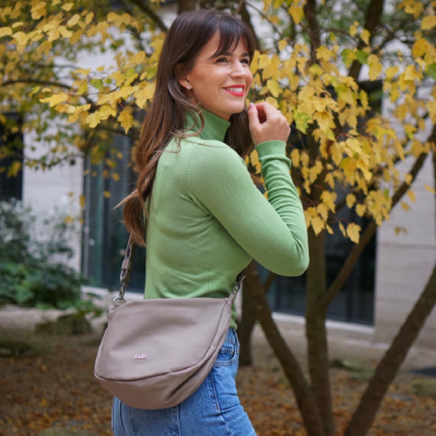 Zwei Damen Handtasche Mademoiselle.M M70 Moon-Bag 4 Liter Trend-Tasche in Halbmond-Form vielseitig als Bauchtasche Crossbody-Bag Abendtasche Umhängetasche zu tragen