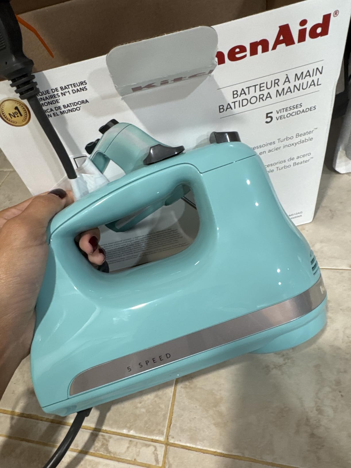 Complete and functional hand mixer – just like the picture!