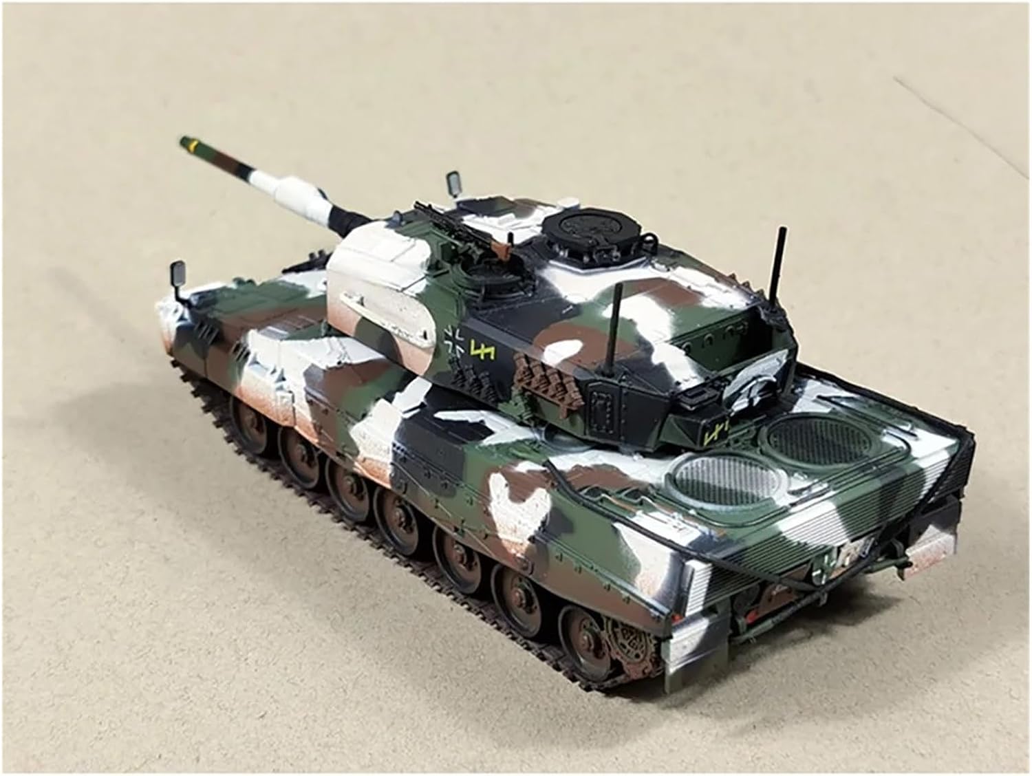 Realistic Tank 1:72 Scale for Ukrainian Leopard 2a4 Tank Model Kit Static Die Casting Collectible Ornaments Static Tank Model